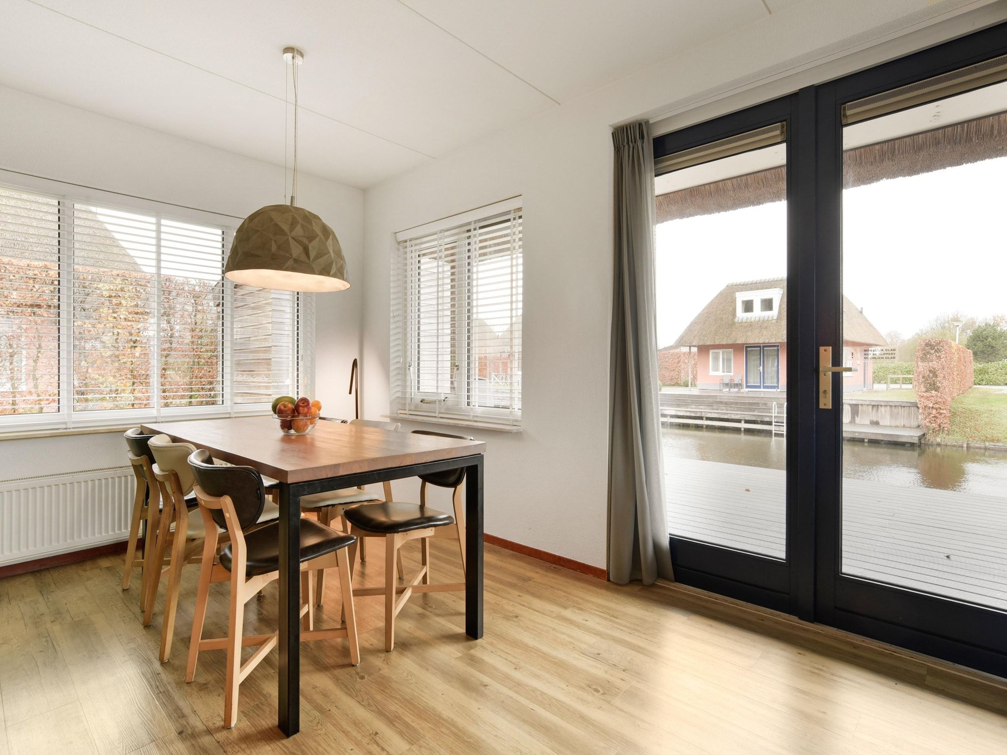 De woonkamer van Waterpark De Bloemert 13 in Midlaren