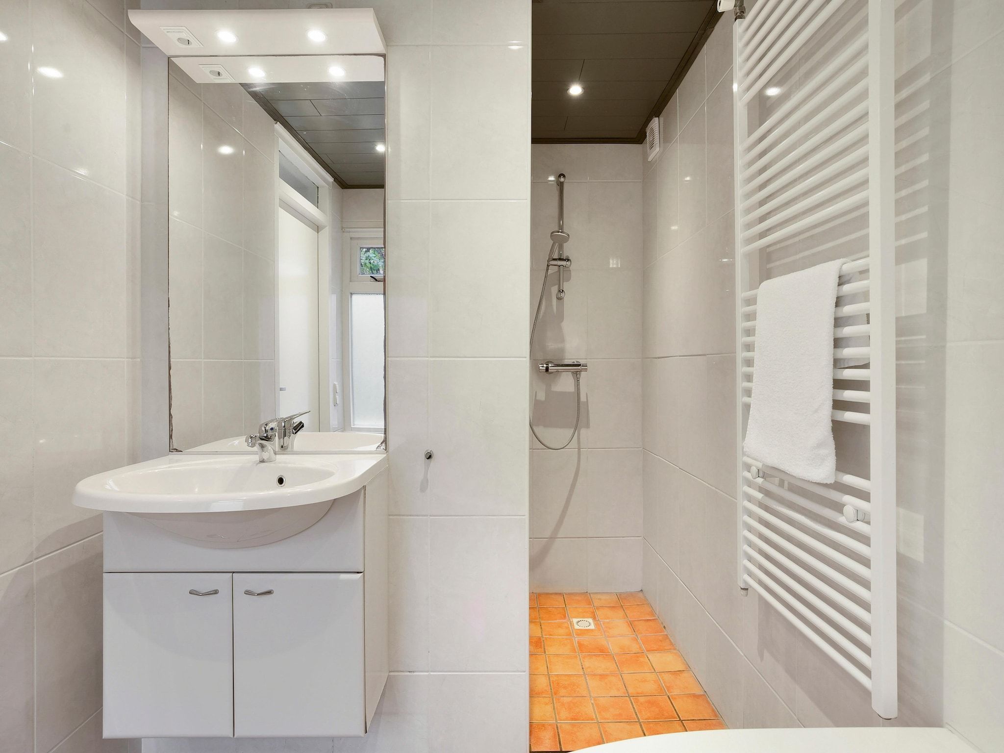 De badkamer van Waterpark De Bloemert 14 in Midlaren