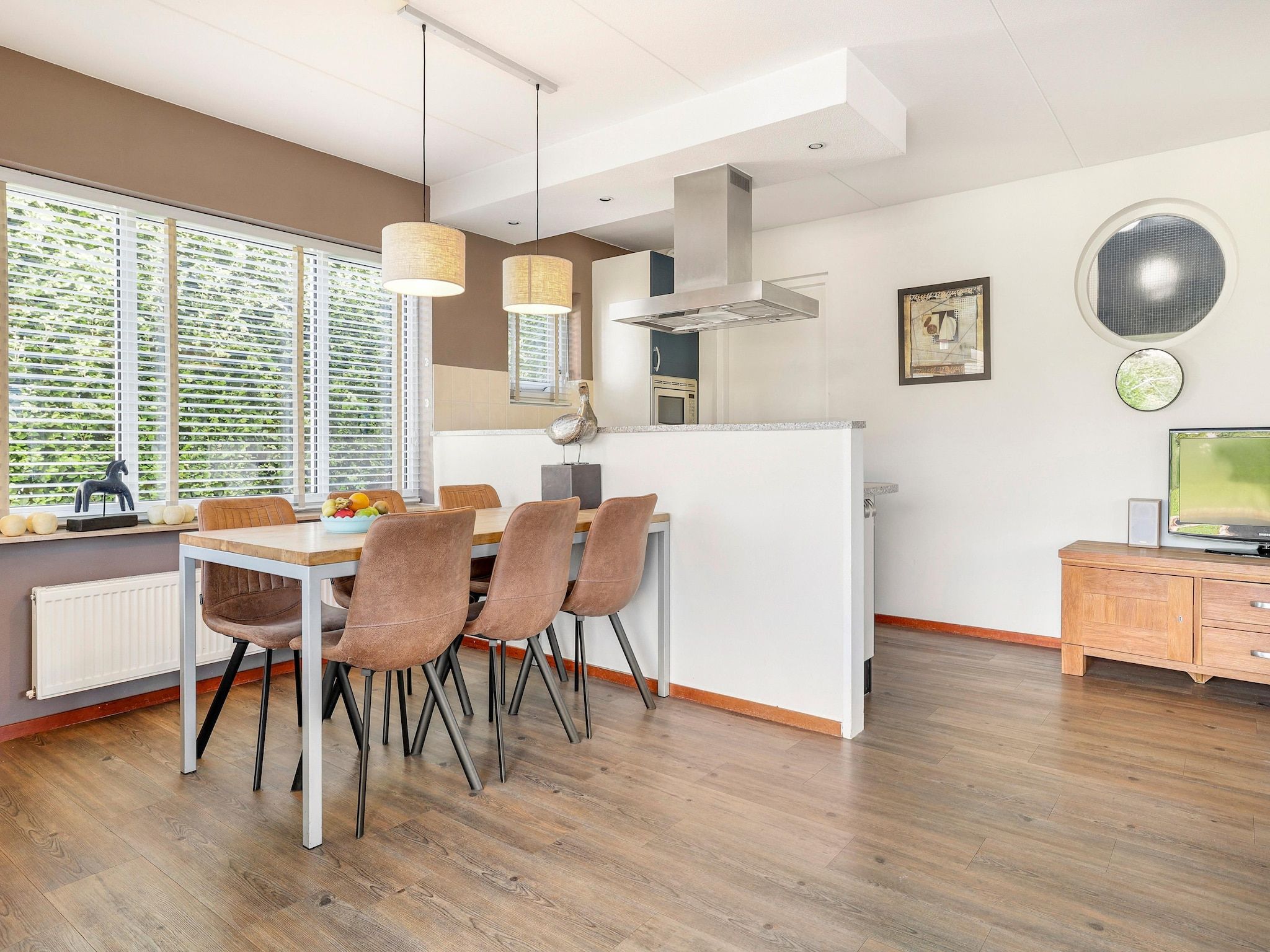 De woonkamer van Waterpark De Bloemert 15 in Midlaren