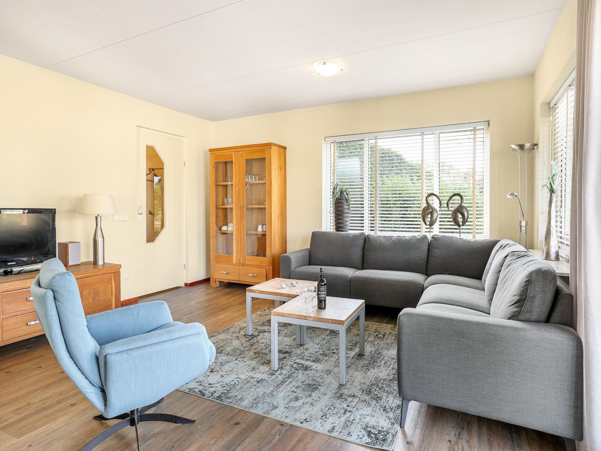 De woonkamer van Waterpark De Bloemert 15 in Midlaren