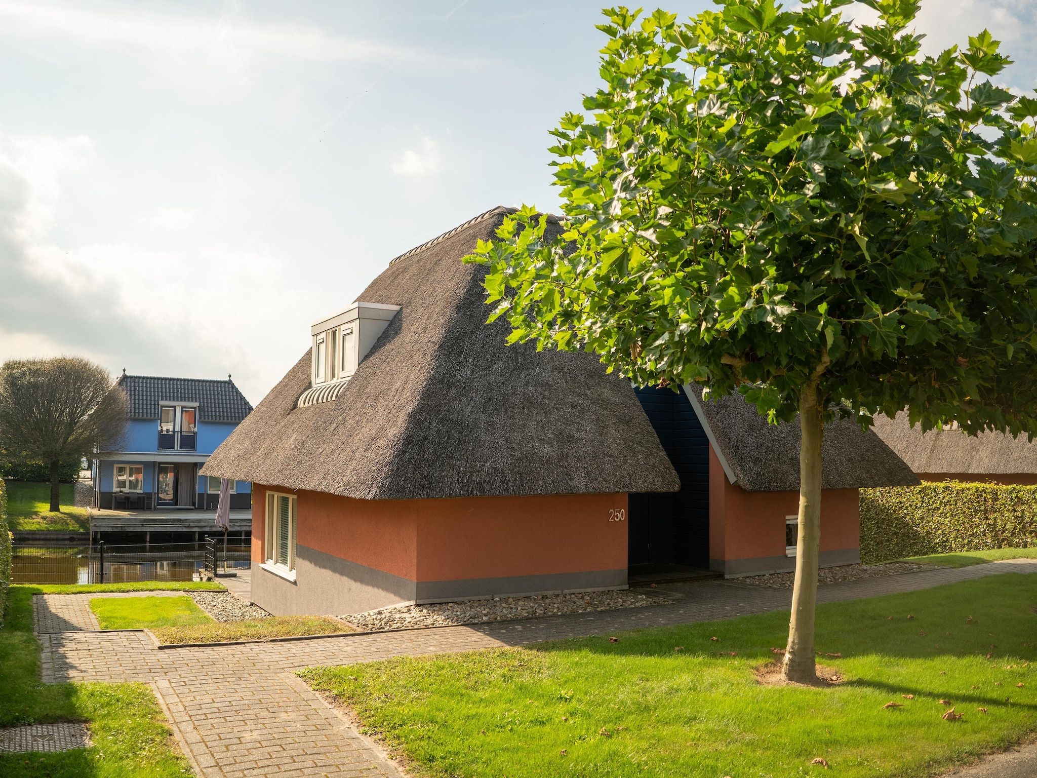 De buitenkant van Waterpark De Bloemert 17 in Midlaren