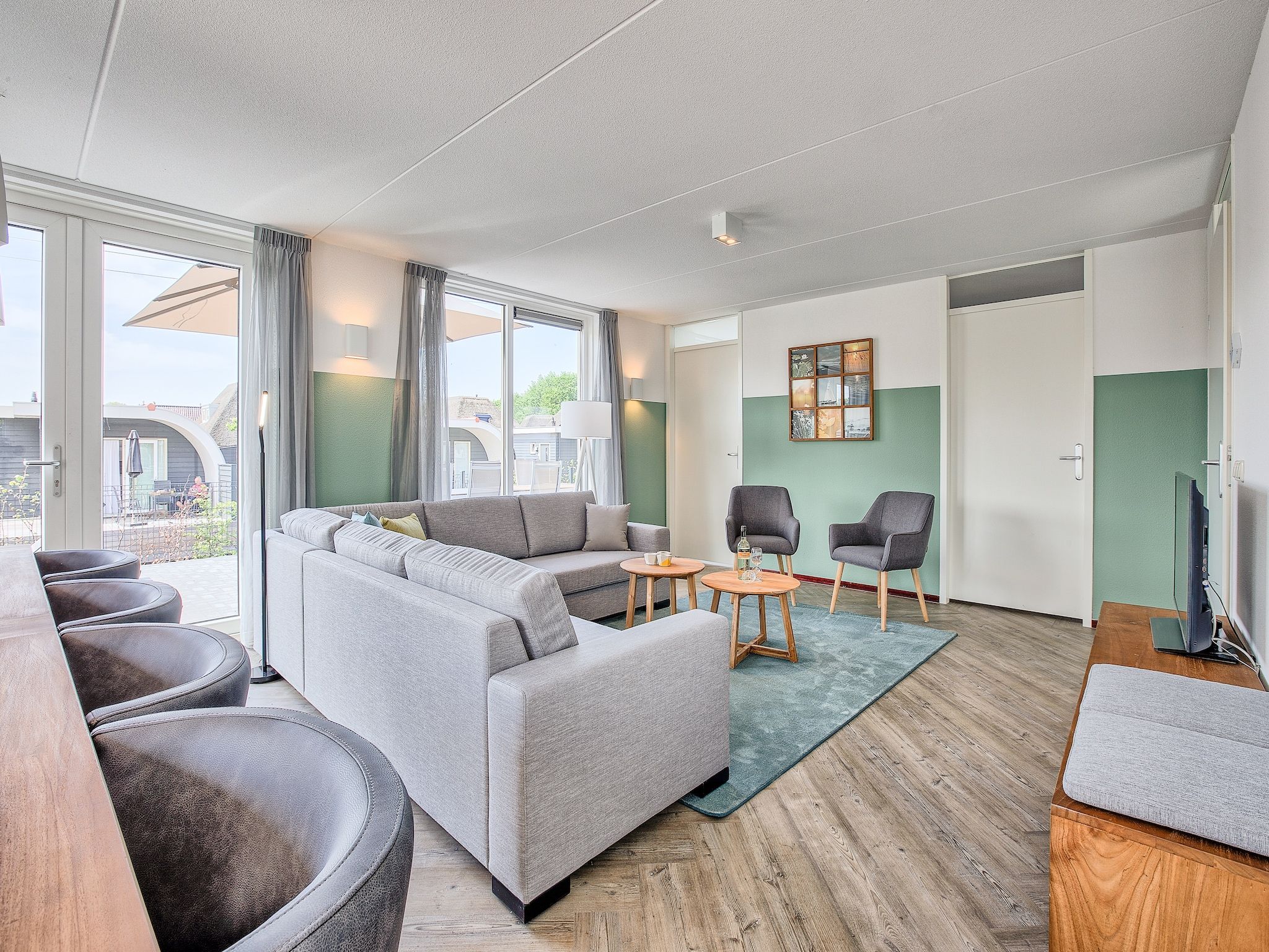 De woonkamer van Waterpark De Bloemert 19 in Midlaren