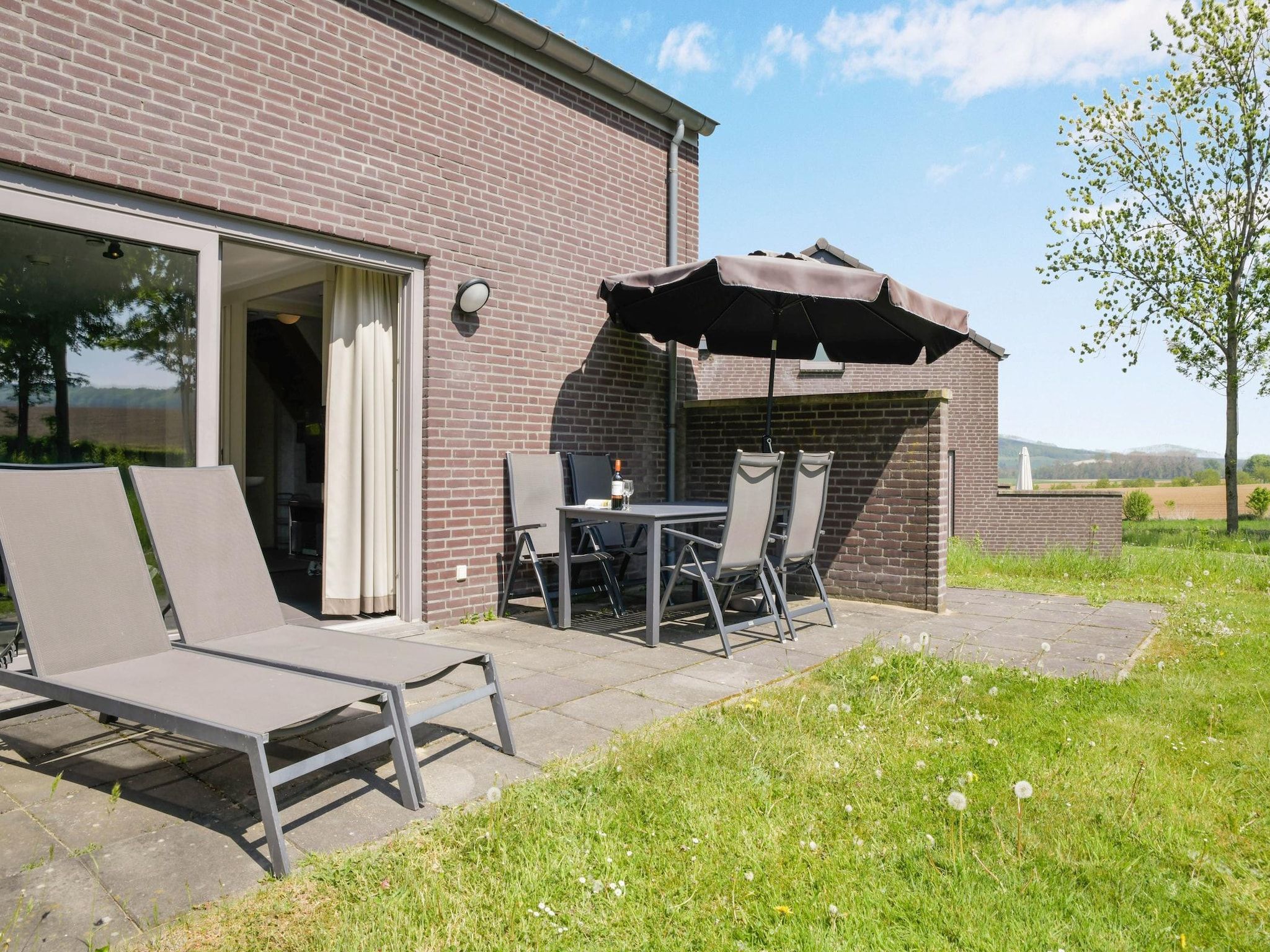 Het terras van Vakantiepark Reevallis 5 in Vijlen