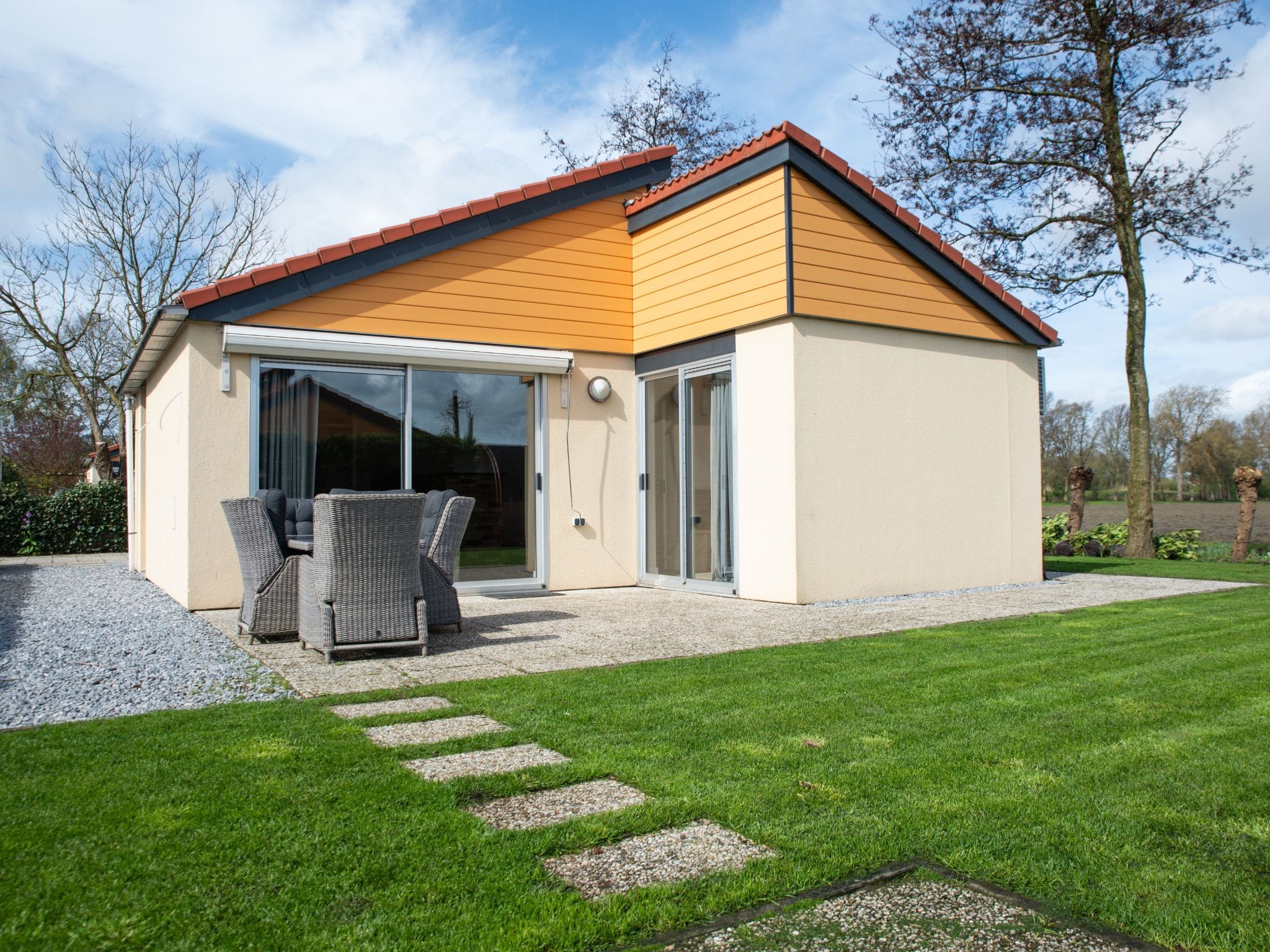 Het terras van 4 pers Welness huis 93 in Zevenhuizen