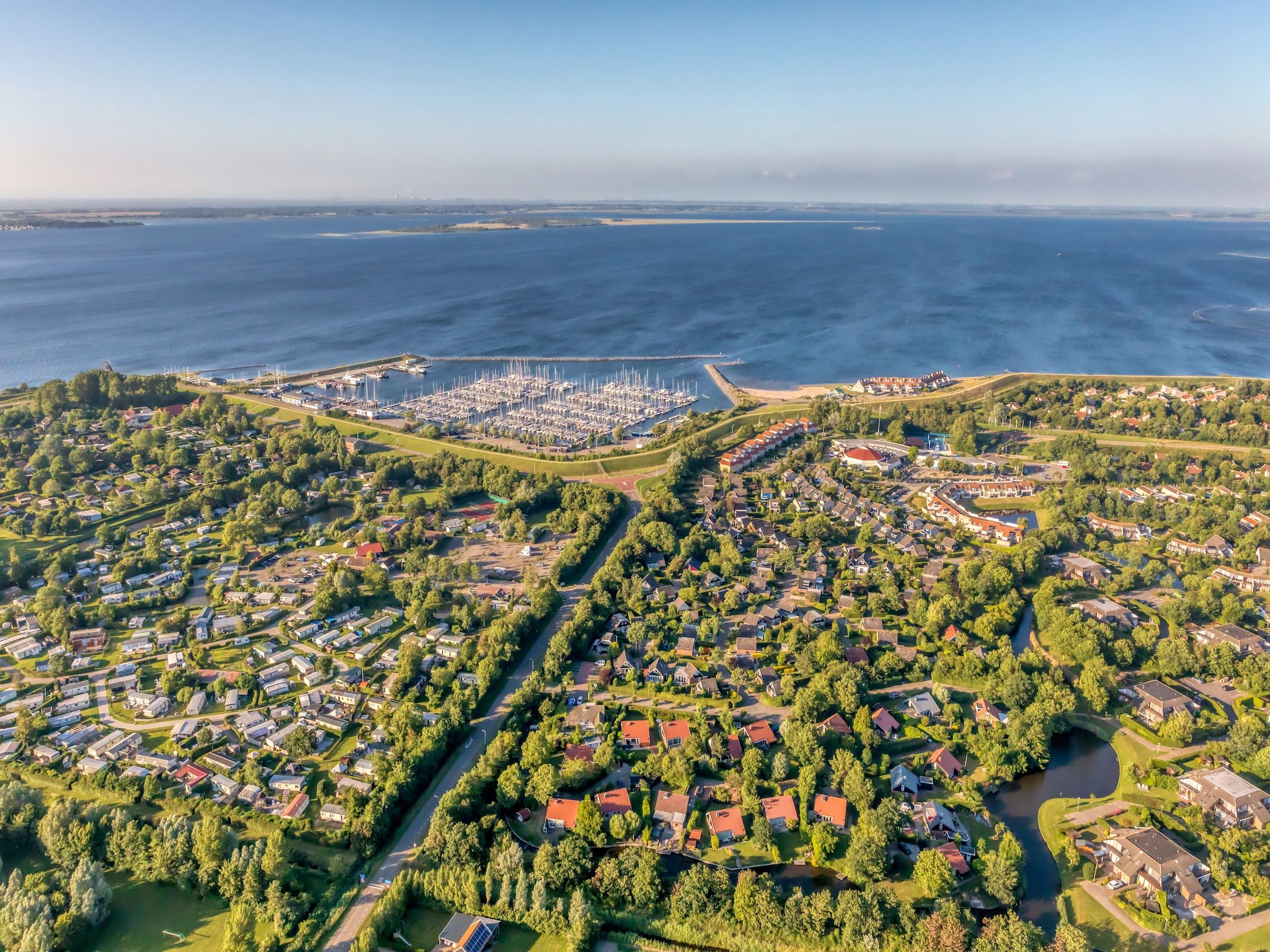 De buitenkant van Parc Port Greve 20 in Brouwershaven