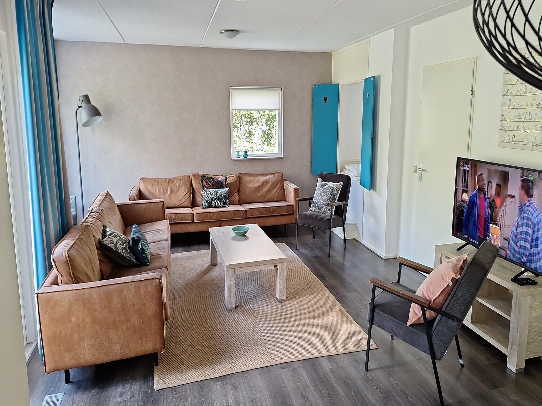 De woonkamer van 18 pers Ellersinghuis wellness met houtgestookte hottub in Vlagtwedde