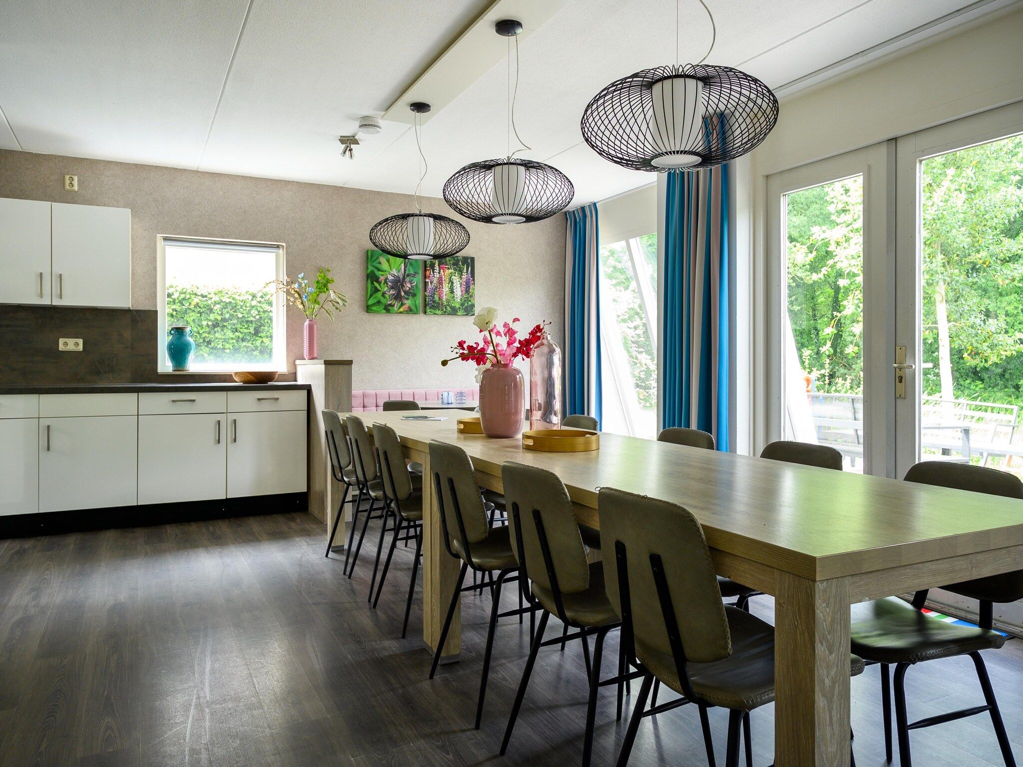 De eetkamer van 18 pers Ellersinghuis wellness met houtgestookte hottub in Vlagtwedde