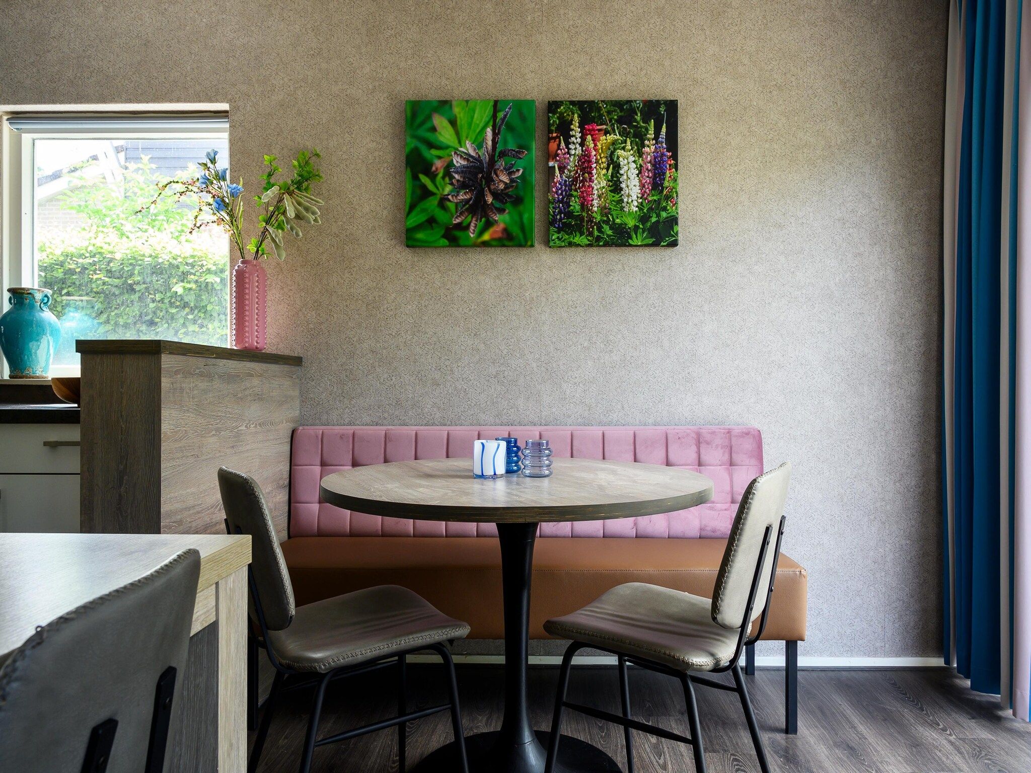 De eetkamer van 18 pers Ellersinghuis wellness met houtgestookte hottub in Vlagtwedde