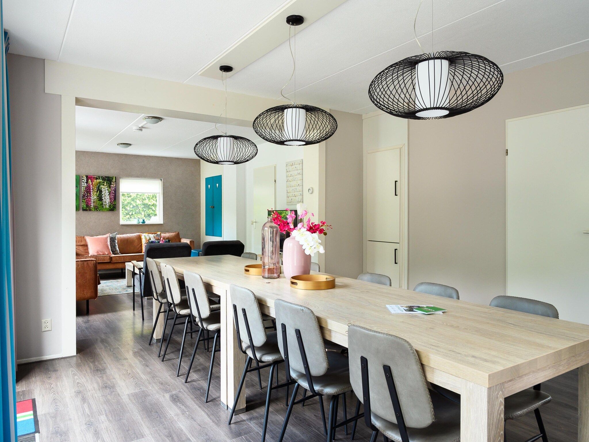 De eetkamer van 18 pers Ellersinghuis wellness met houtgestookte hottub in Vlagtwedde