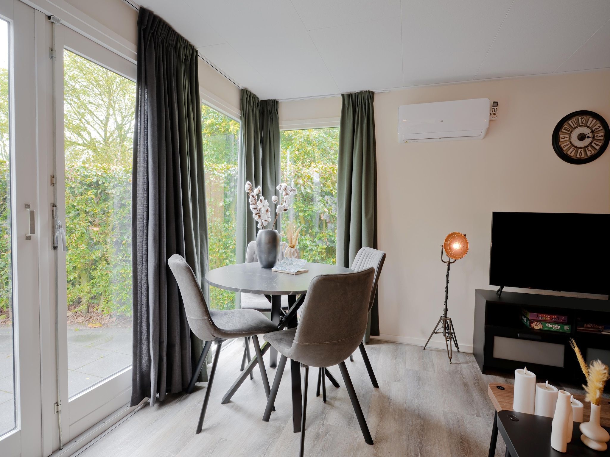 De eetkamer van Chalet 56 stegeren in Stegeren