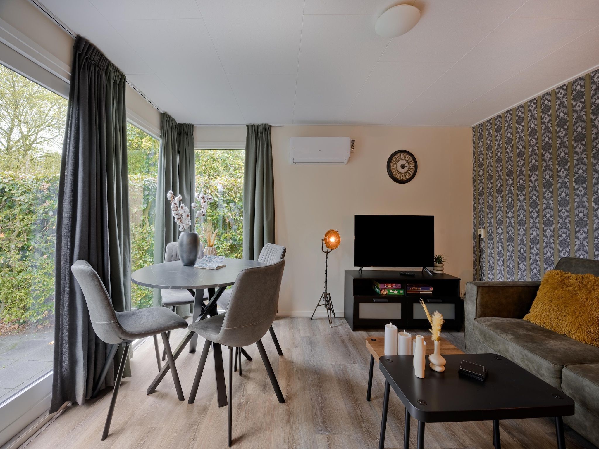 De eetkamer van Chalet 56 stegeren in Stegeren