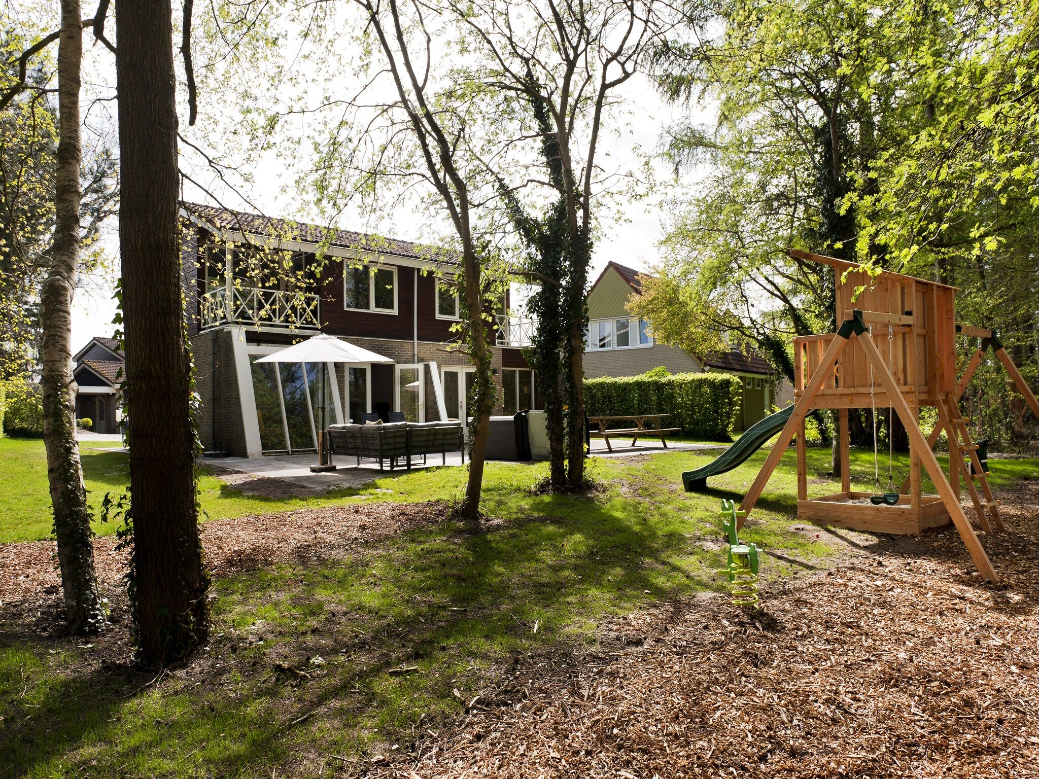 De buitenkant van 20 pers groot Abeltjeshuis Wellness de luxe met buitenspa in Vlagtwedde