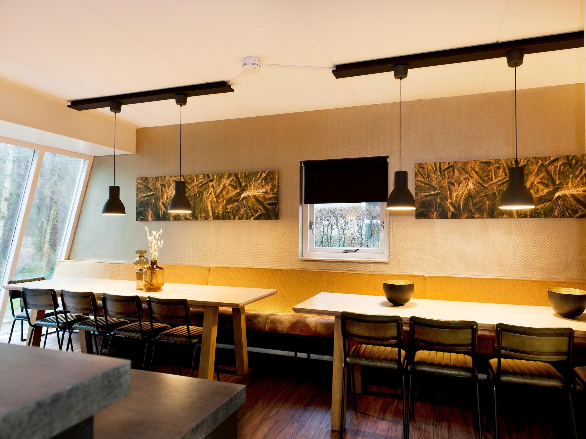 De eetkamer van 20 pers groot Abeltjeshuis Wellness de luxe met buitenspa in Vlagtwedde