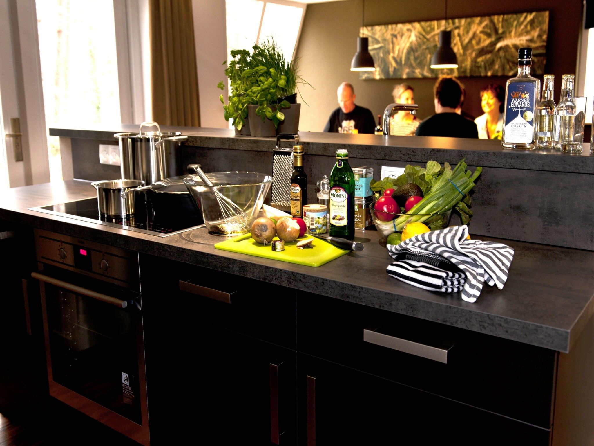 De keuken van 20 pers groot Abeltjeshuis Wellness de luxe met buitenspa in Vlagtwedde