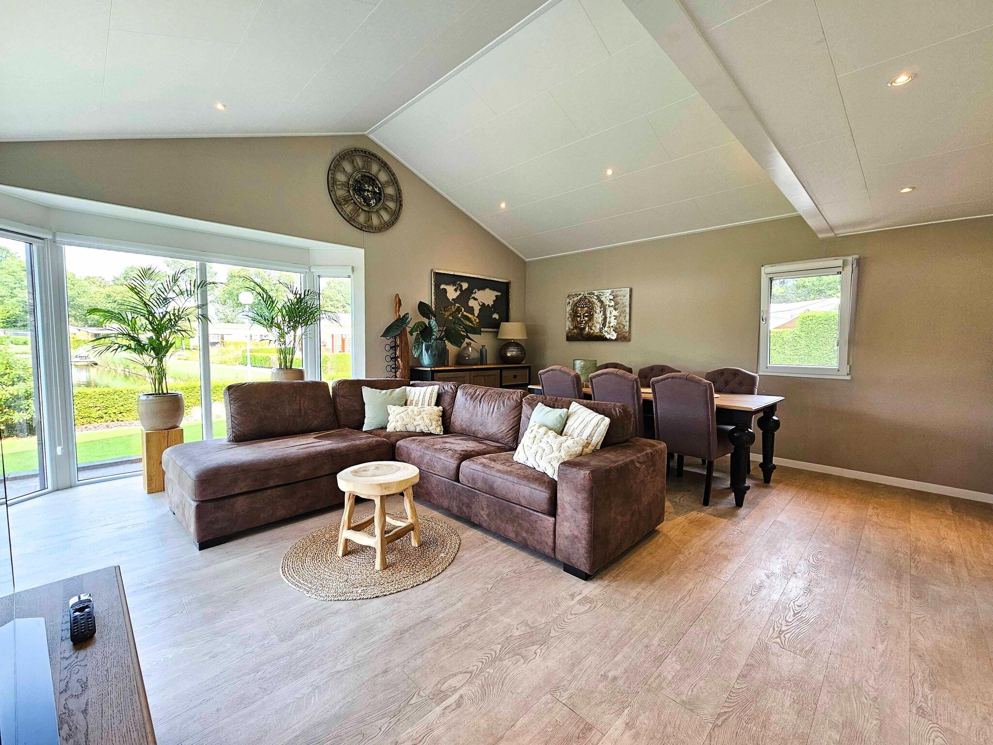 De woonkamer van Kieftveen 18-535 Bamboo house in Voorthuizen