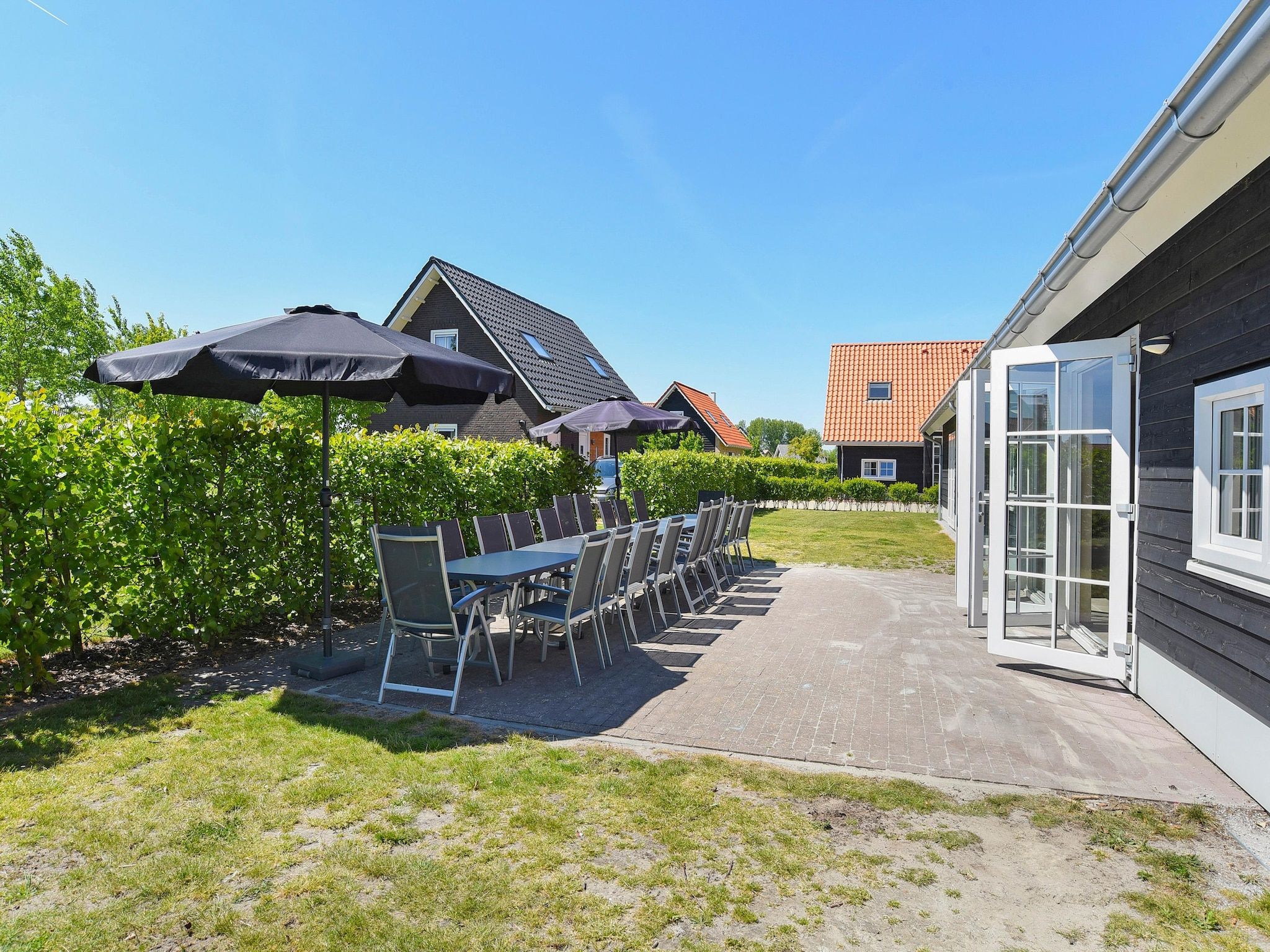 Het terras van Strand Resort Nieuwvliet-Bad 4 in Nieuwvliet