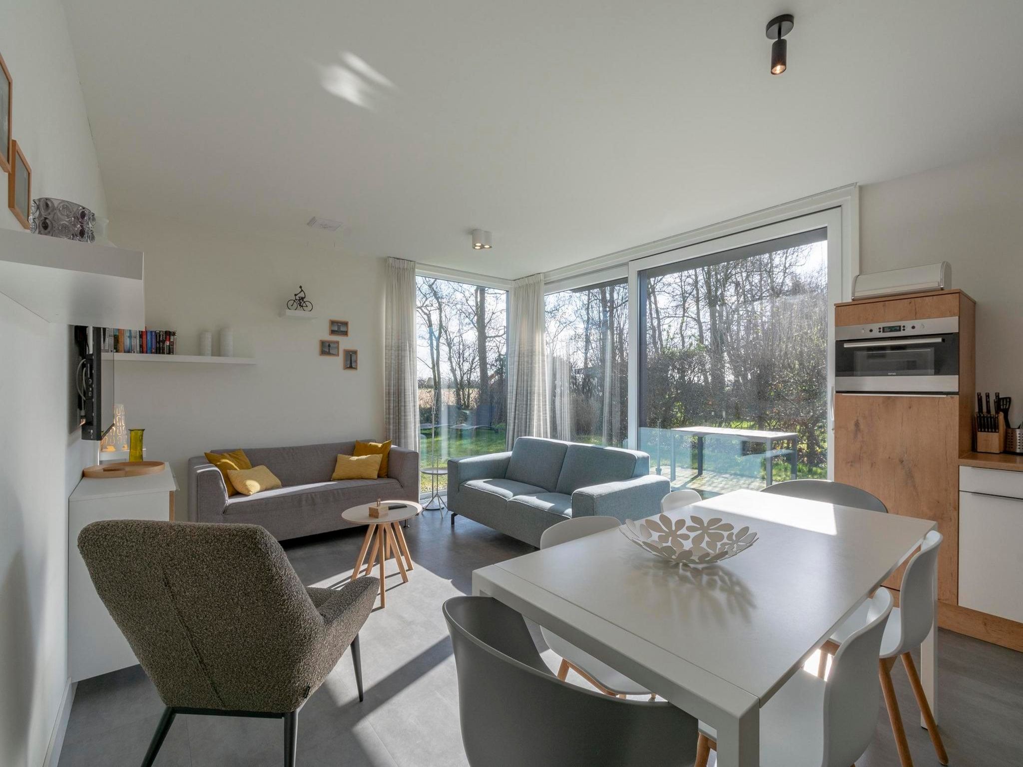 De woonkamer van Bungalow Uitwaayer in Sint Maartensvlotbrug