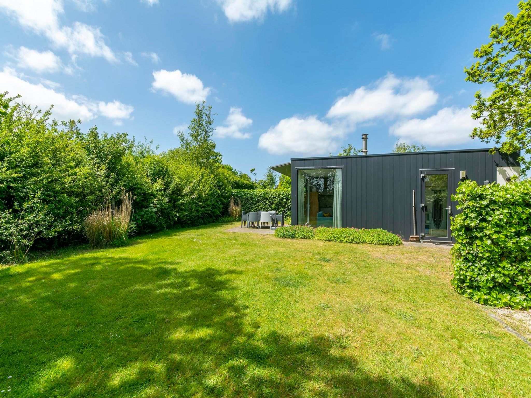 De tuin van Bungalow Uitwaayer in Sint Maartensvlotbrug