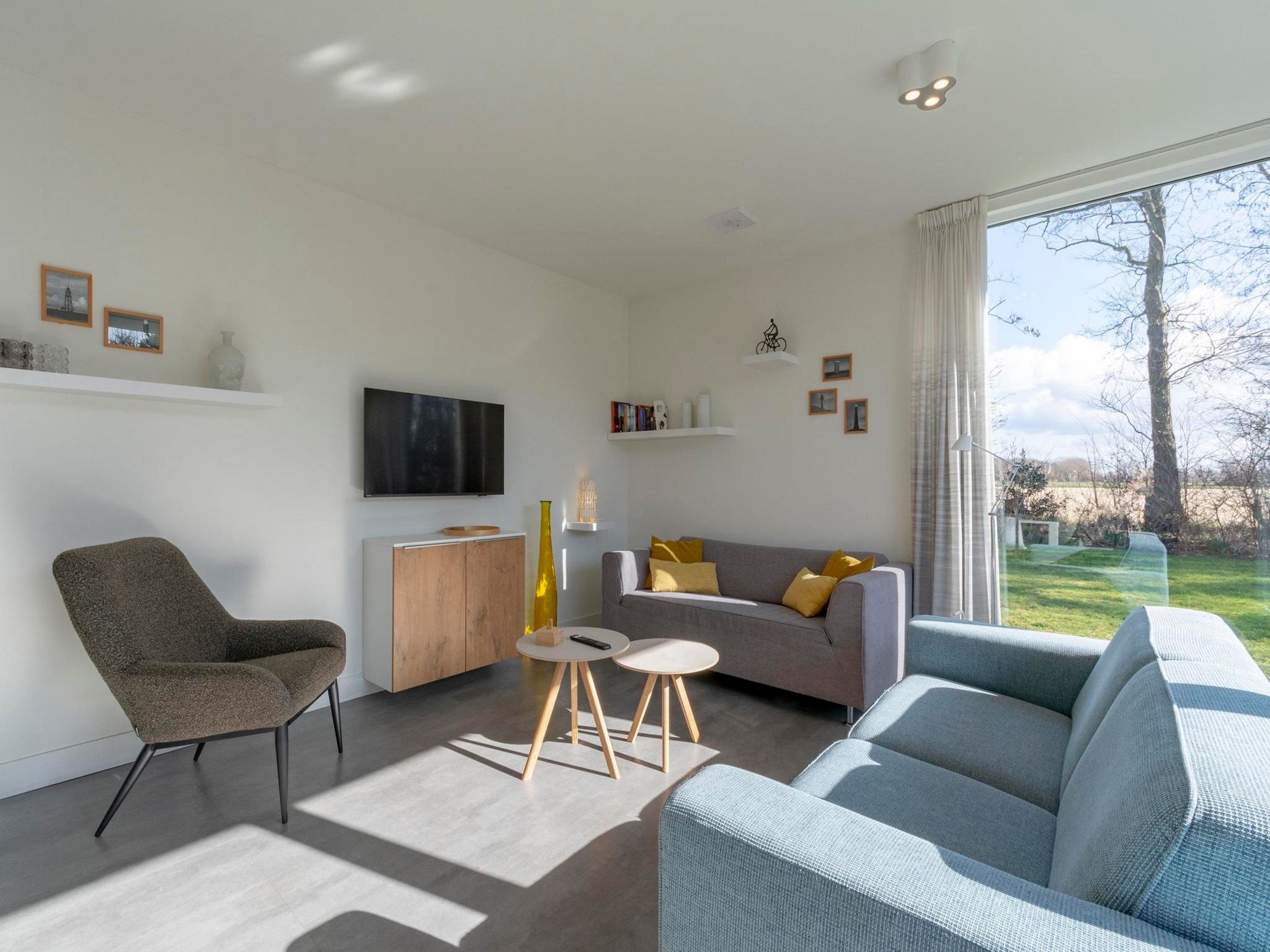 De woonkamer van Bungalow Uitwaayer in Sint Maartensvlotbrug