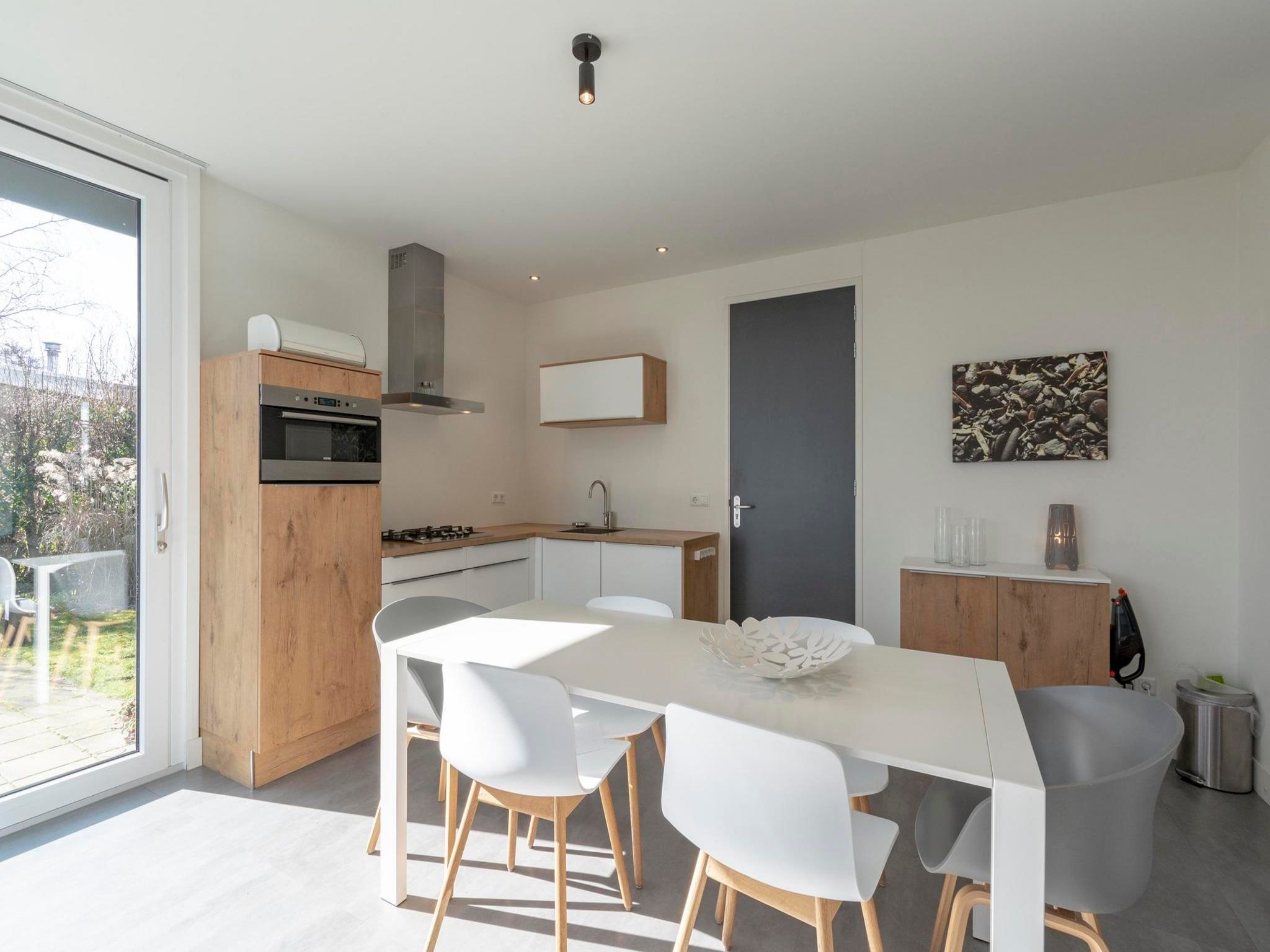 De eetkamer van Bungalow Uitwaayer in Sint Maartensvlotbrug