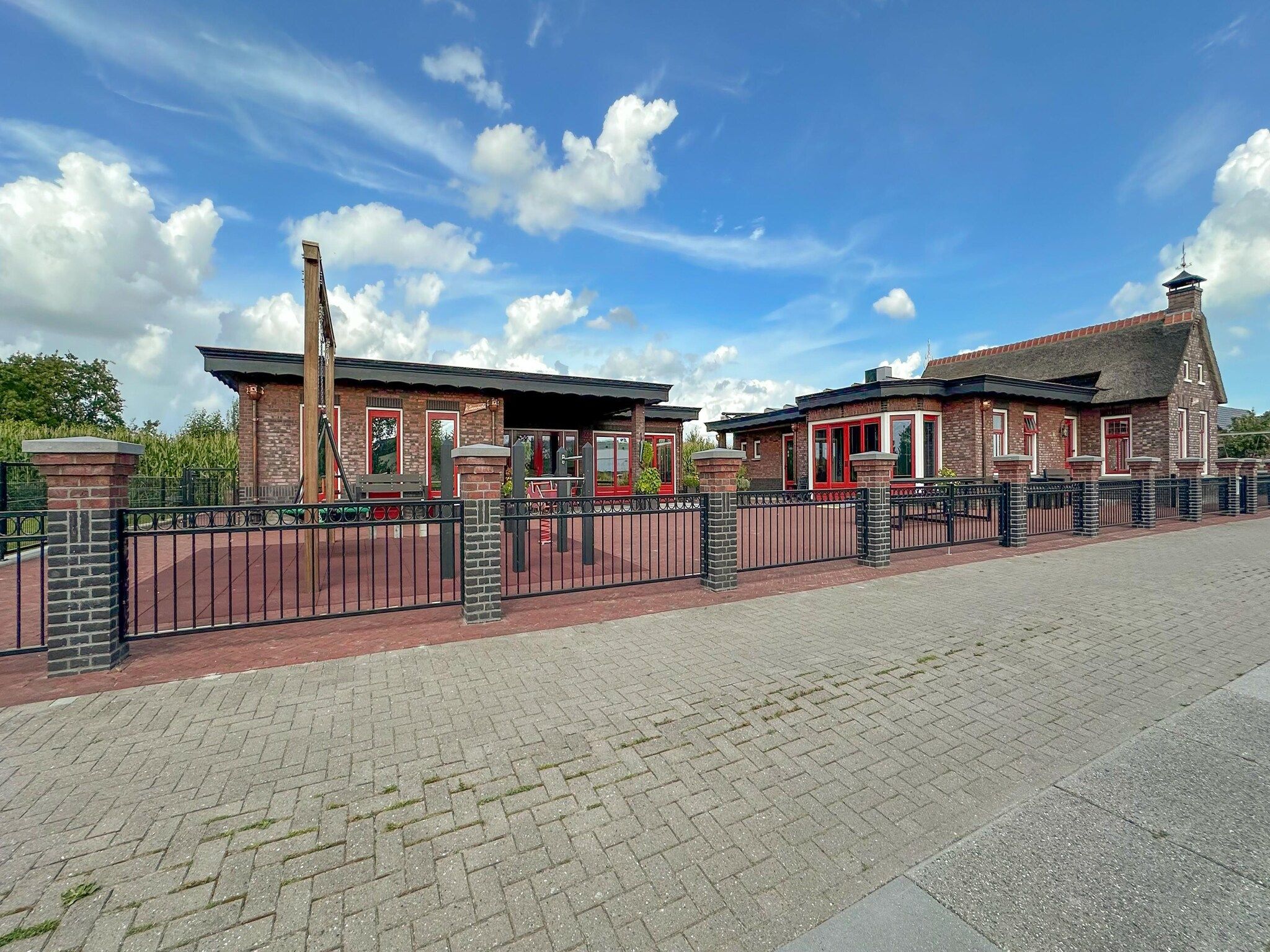 De buitenkant van Oane's Huske in Jistrum / Skûlenboarch