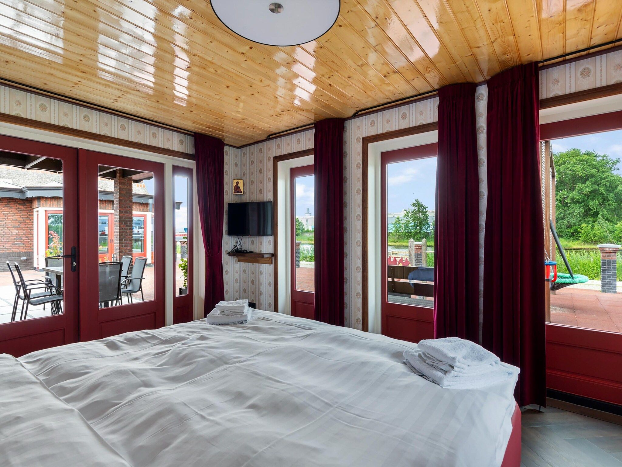 Een slaapkamer van It Simmerhuske in Jistrum / Skûlenboarch