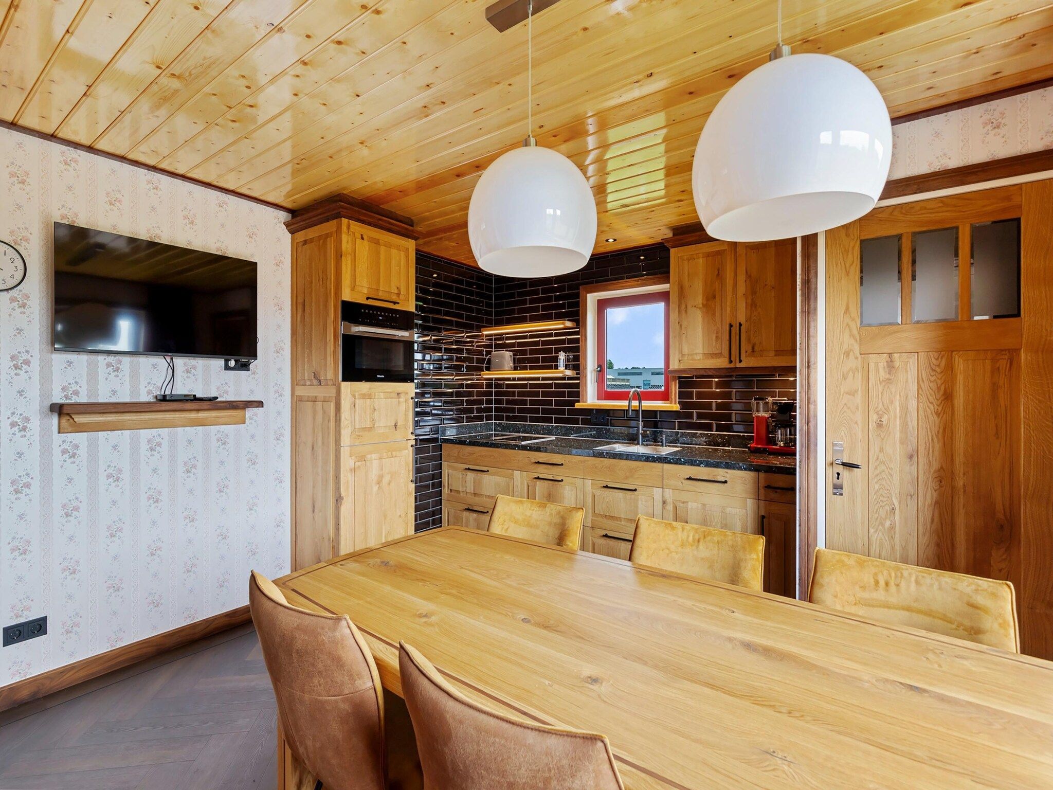 De eetkamer van It Simmerhuske in Jistrum / Skûlenboarch