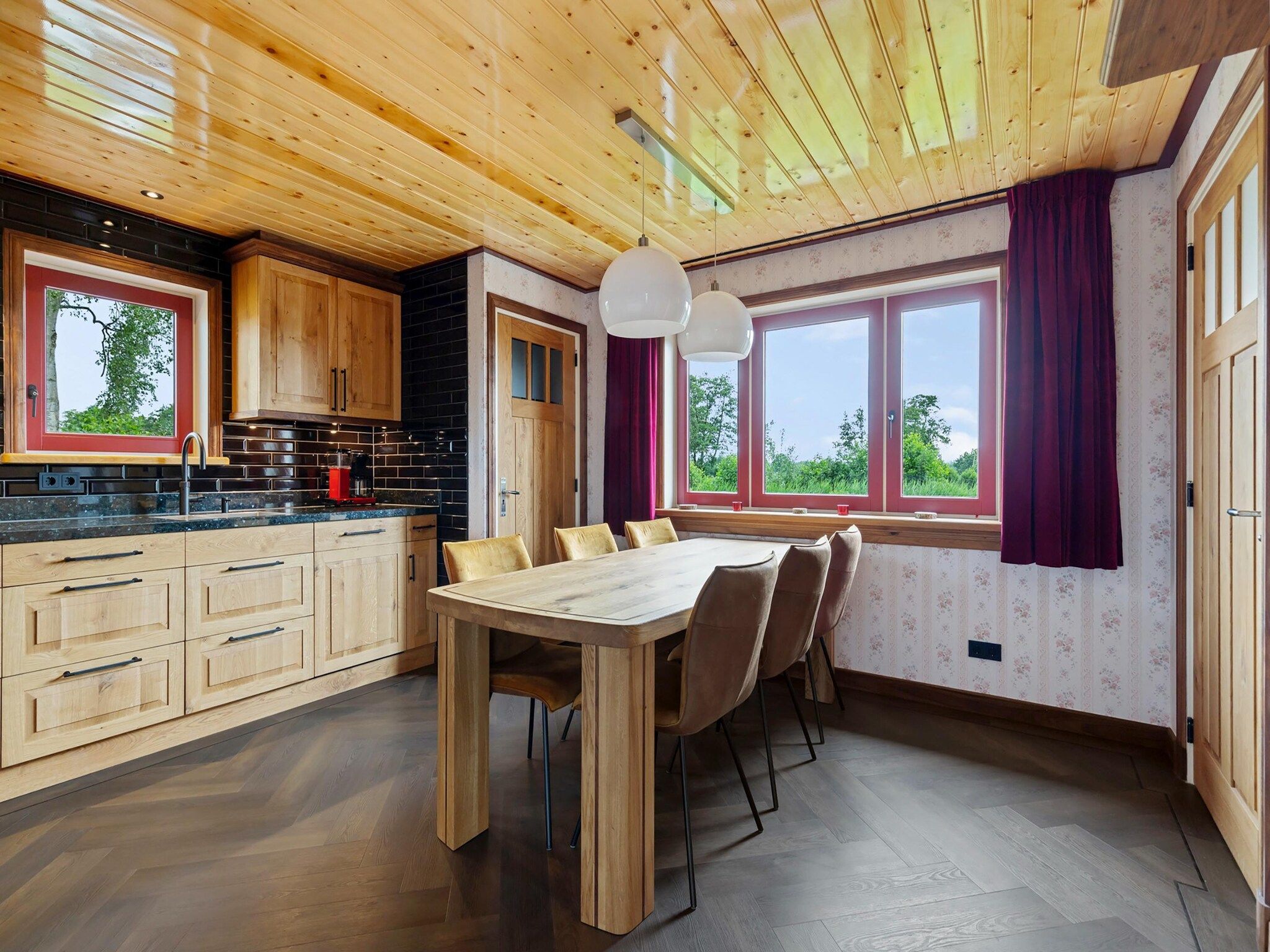 De eetkamer van It Simmerhuske in Jistrum / Skûlenboarch