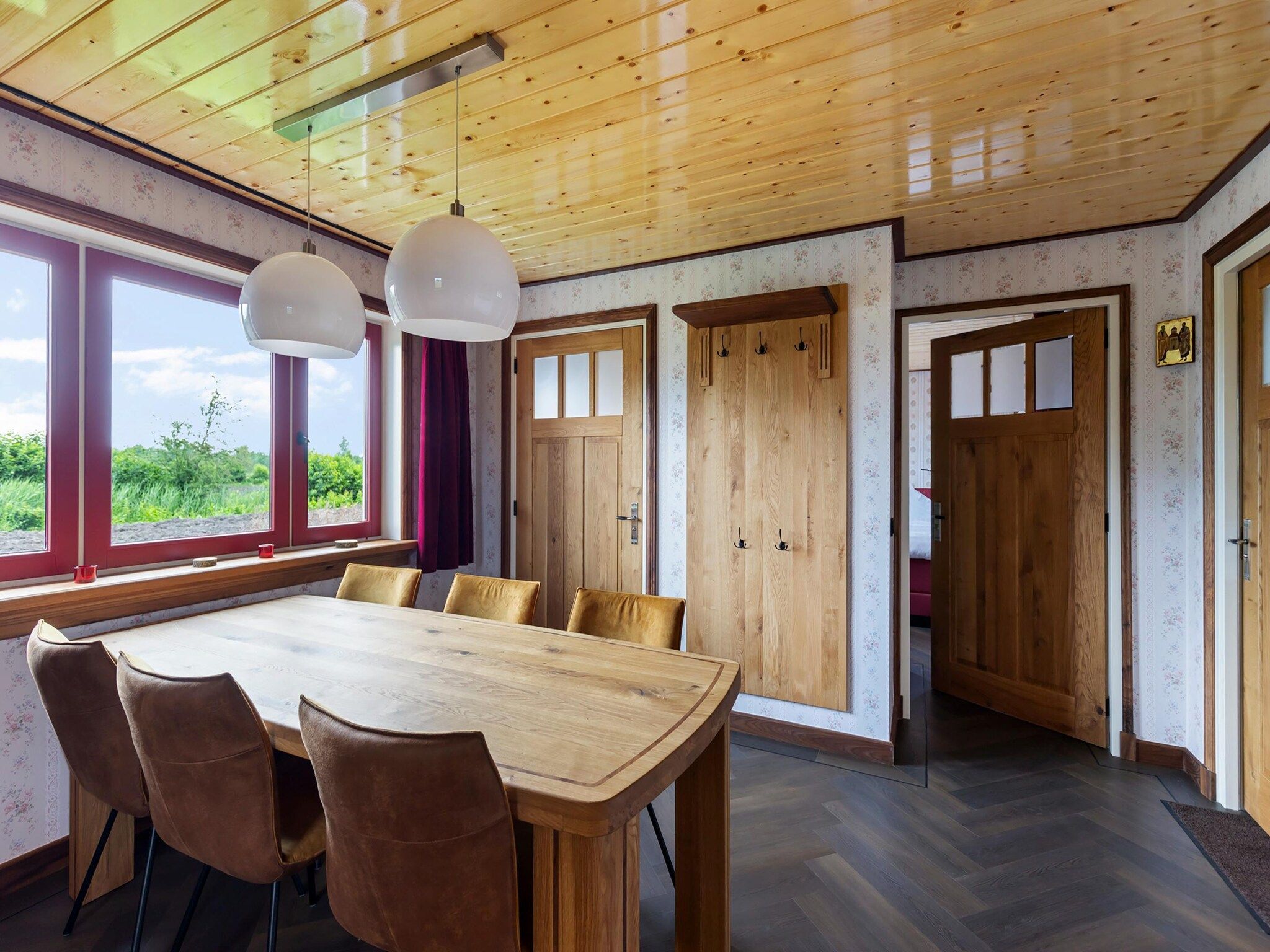 De eetkamer van It Simmerhuske in Jistrum / Skûlenboarch