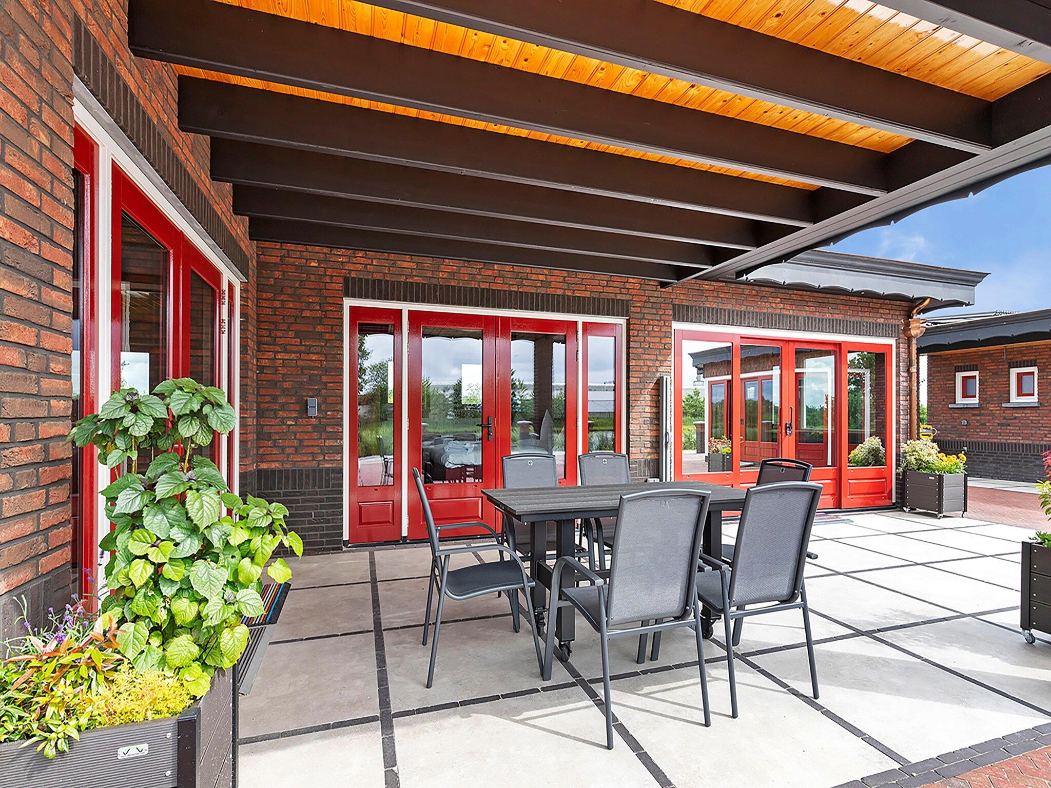 Het terras van It Simmerhuske in Jistrum / Skûlenboarch