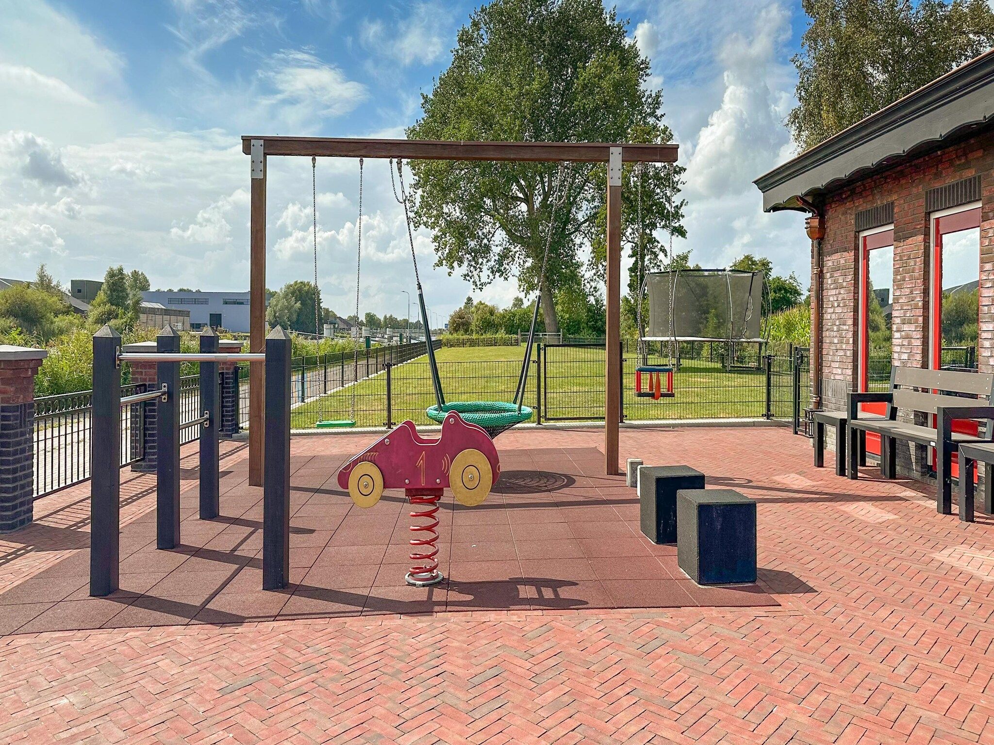 Voorzieningen bij It Simmerhuske in Jistrum / Skûlenboarch