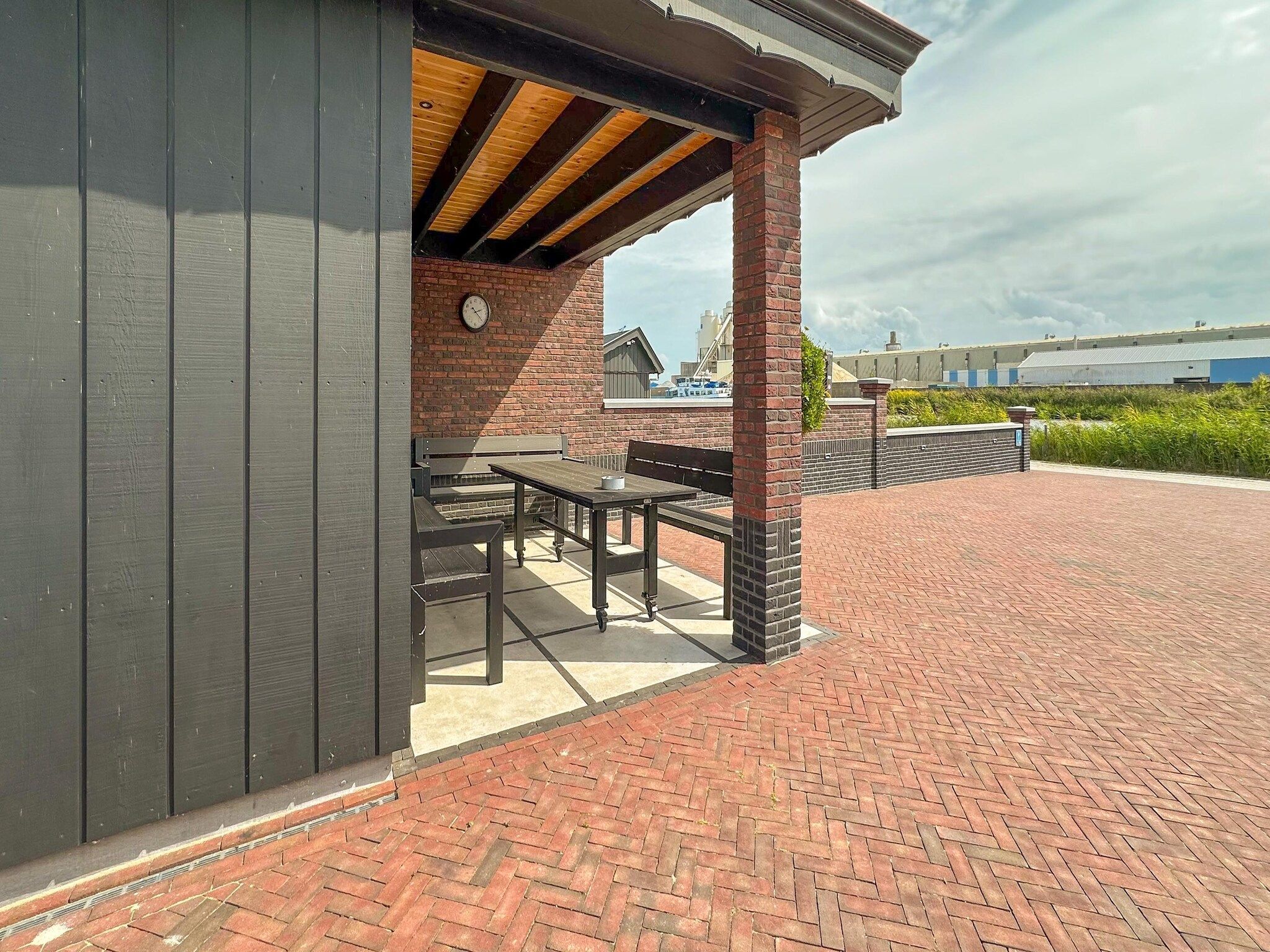 Het terras van It Simmerhuske in Jistrum / Skûlenboarch