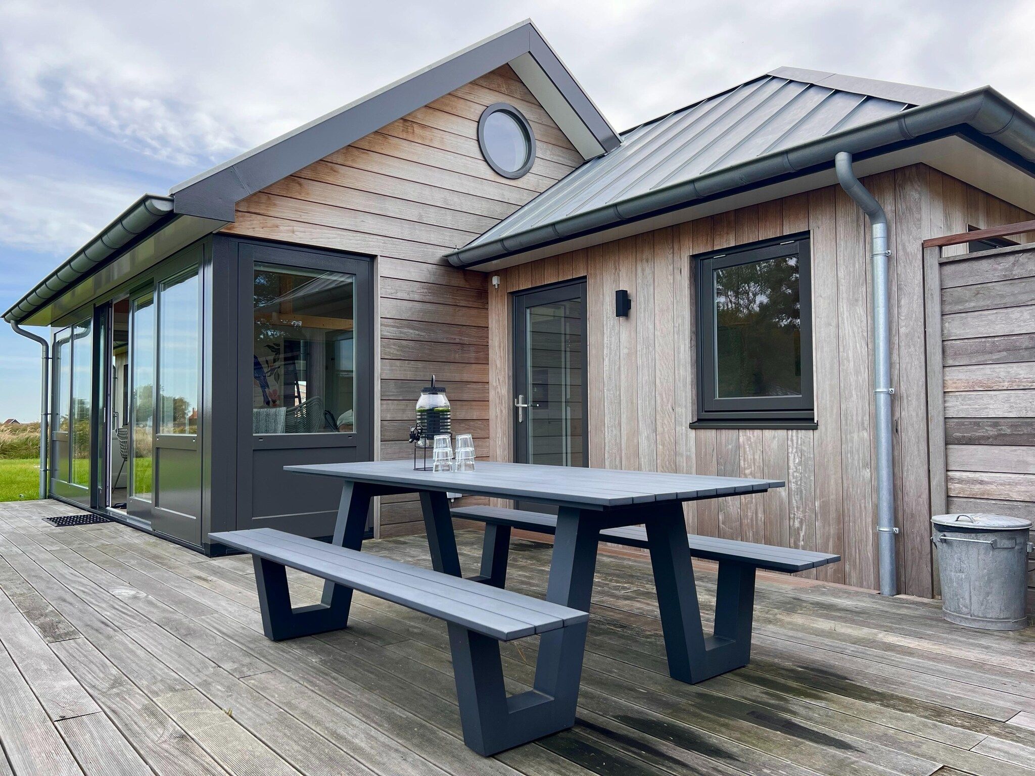 De buitenkant van 't Veldje in Den Hoorn