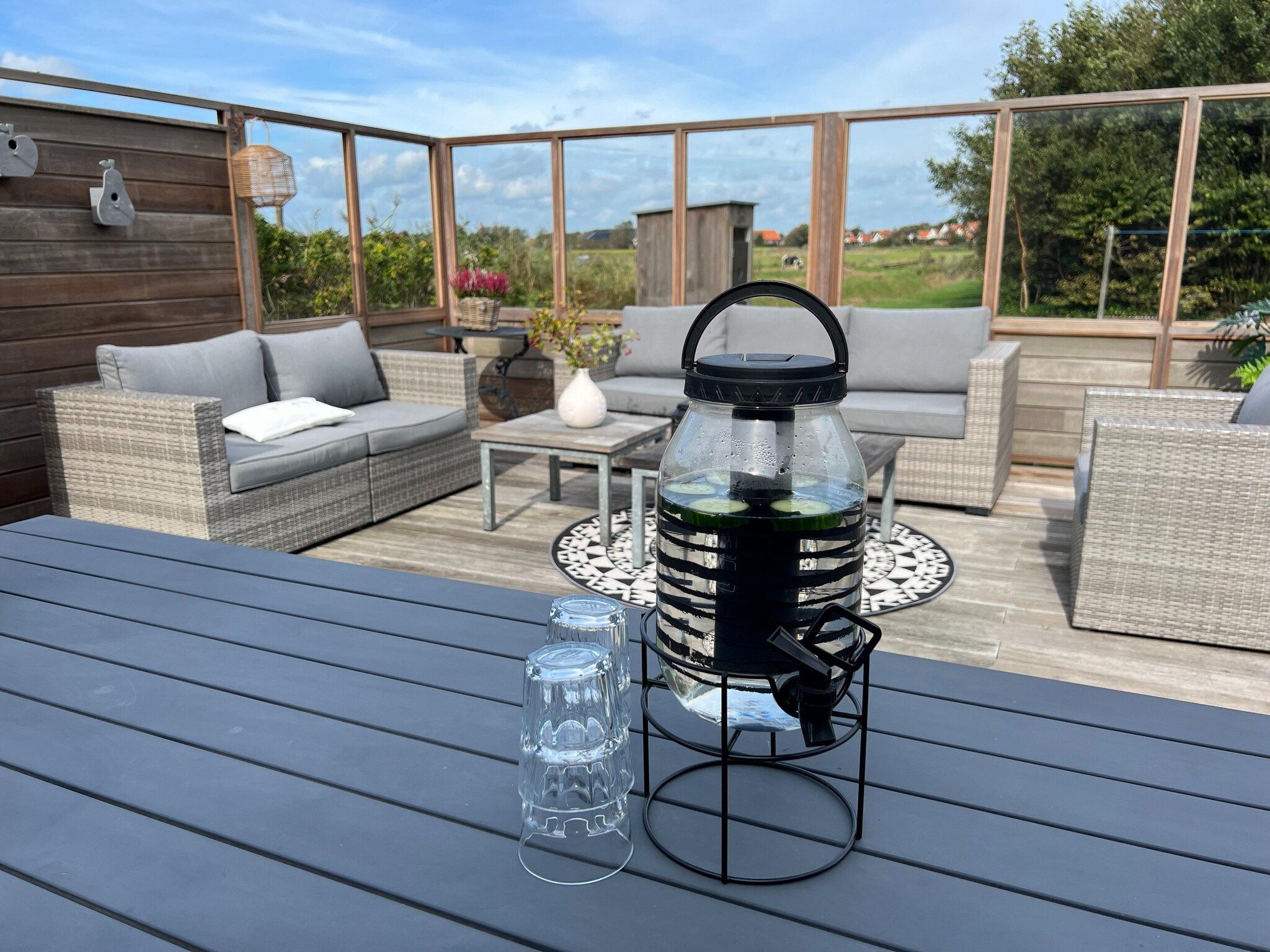 Het terras van 't Veldje in Den Hoorn