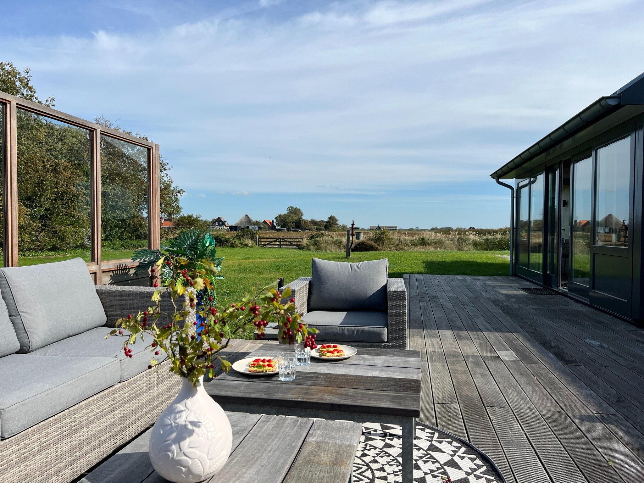 Het terras van 't Veldje in Den Hoorn