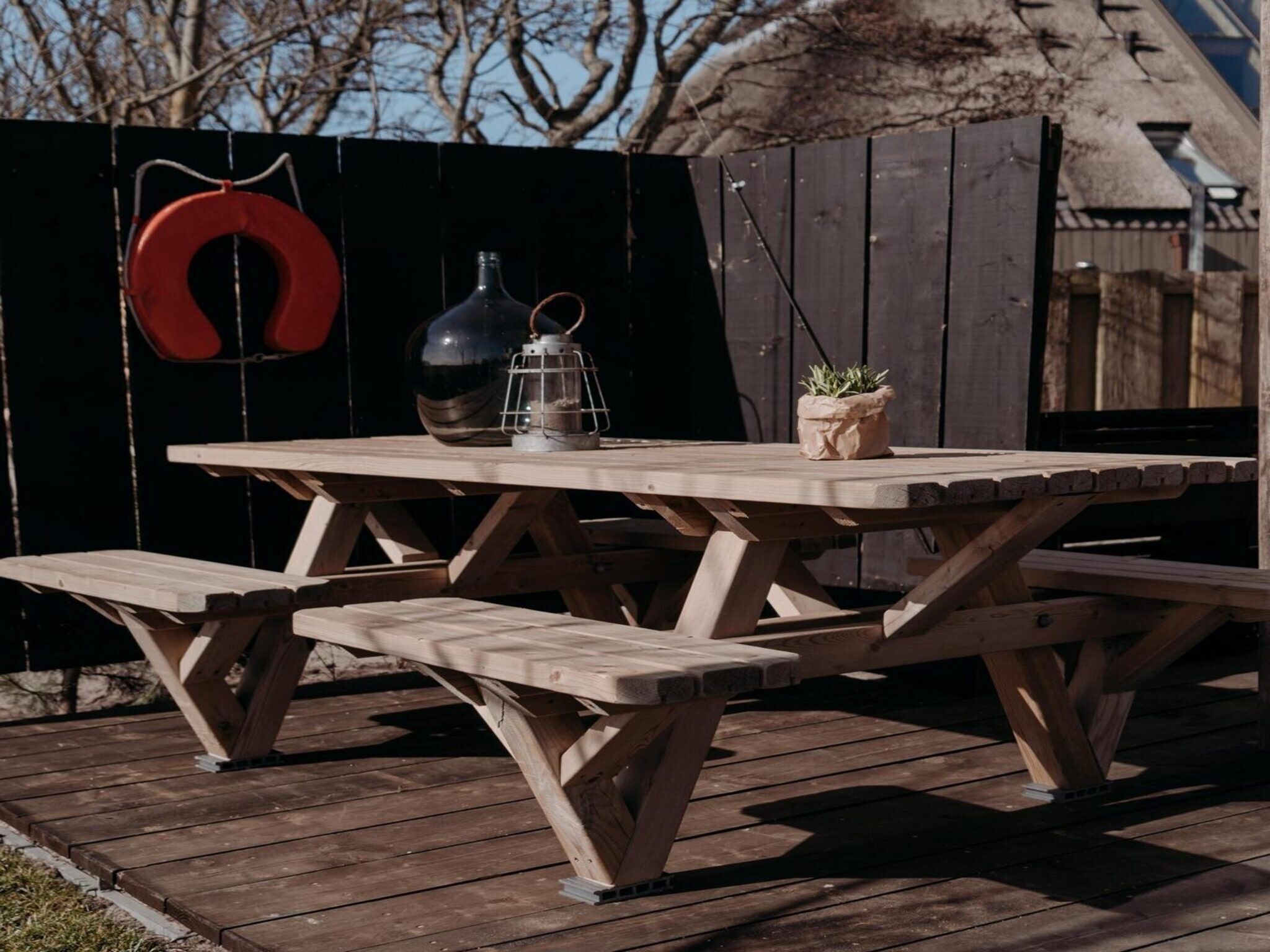 Het terras van Juttershut Duynpark - Callantsoog in Callantsoog