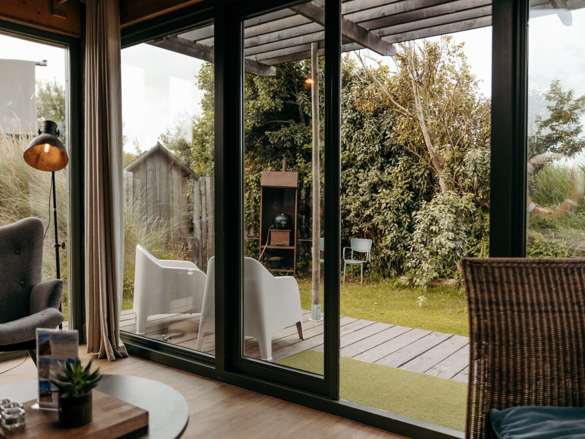 Het terras van Juttershut Duynpark - Callantsoog in Callantsoog