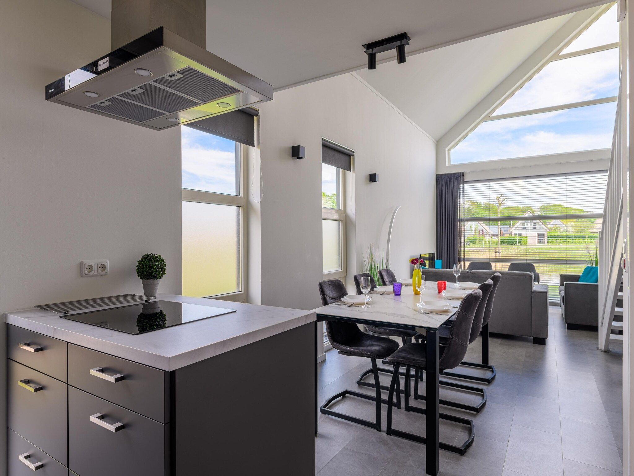 De eetkamer van Villapark Akenveen 7 in Tynaarlo