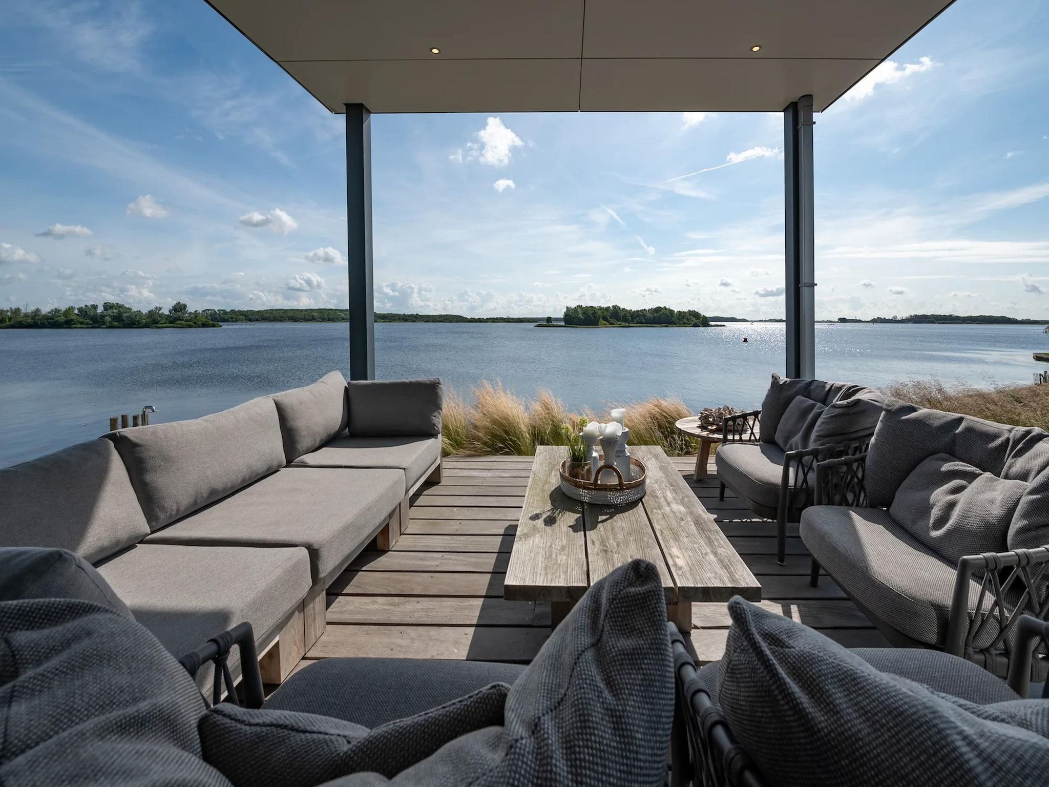 Het terras van Harbour Village 4 in Arnemuiden