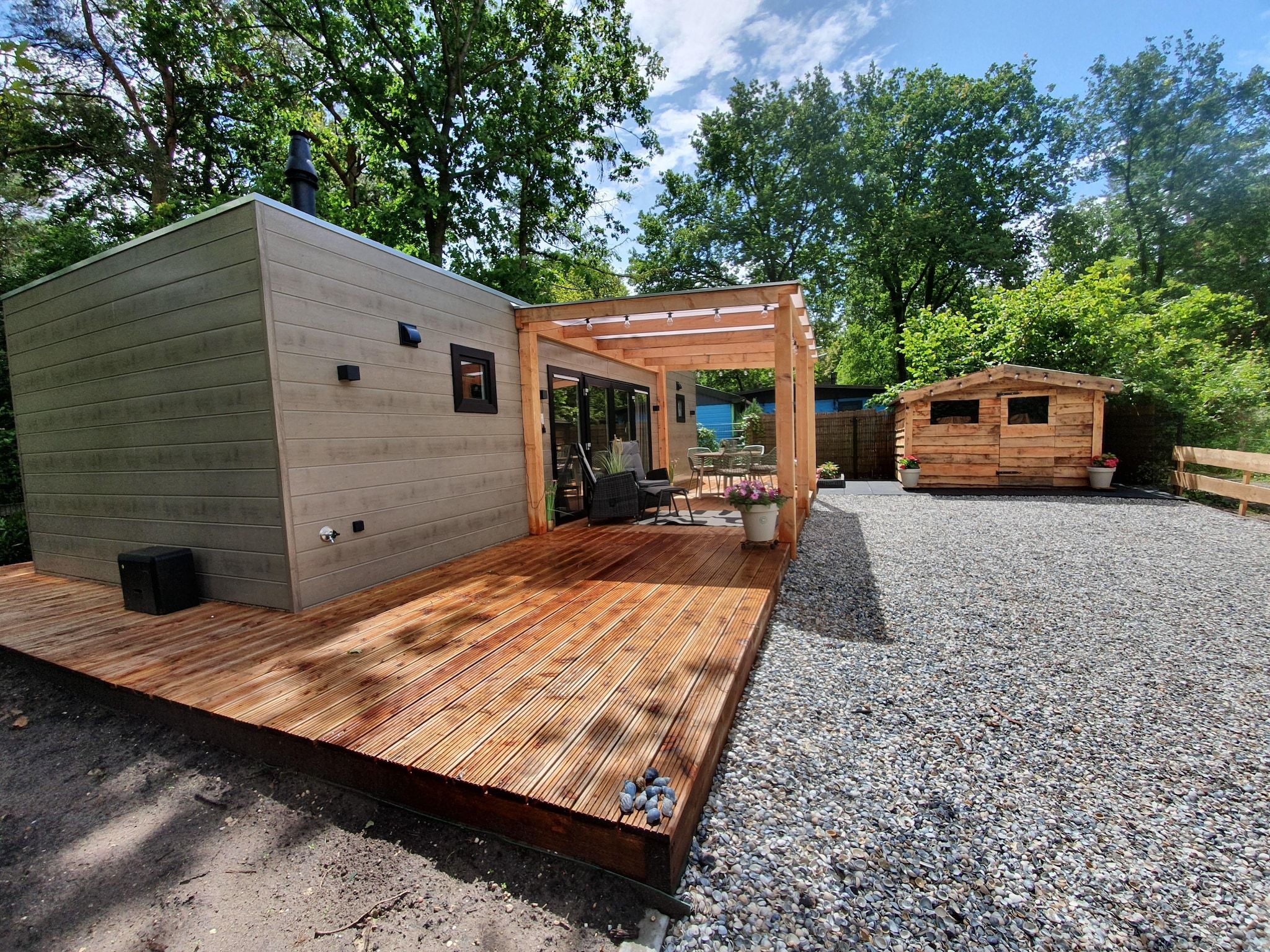 Het terras van Lodge David in Hattemerbroek