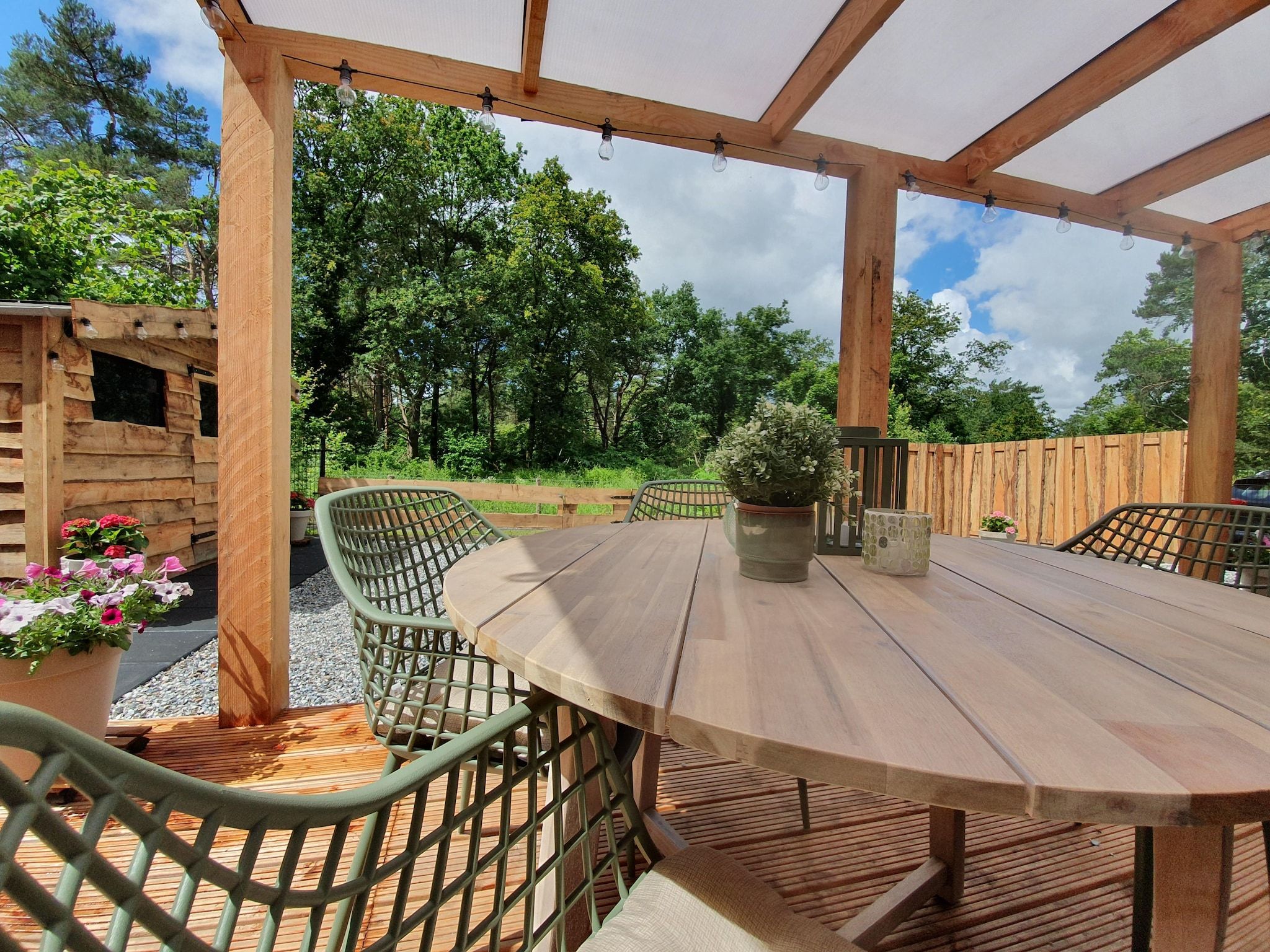 Het terras van Lodge David in Hattemerbroek