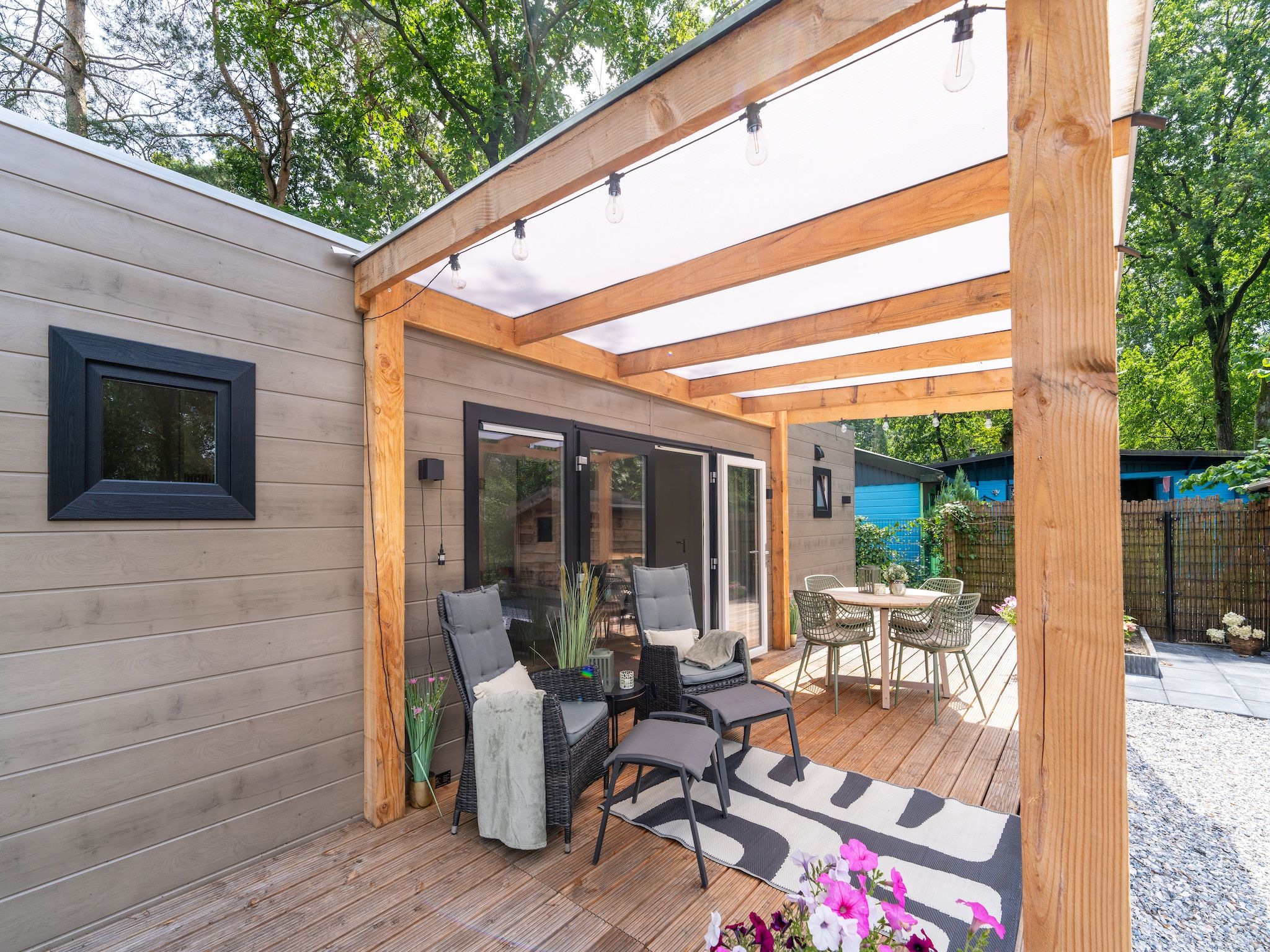 Het terras van Lodge David in Hattemerbroek