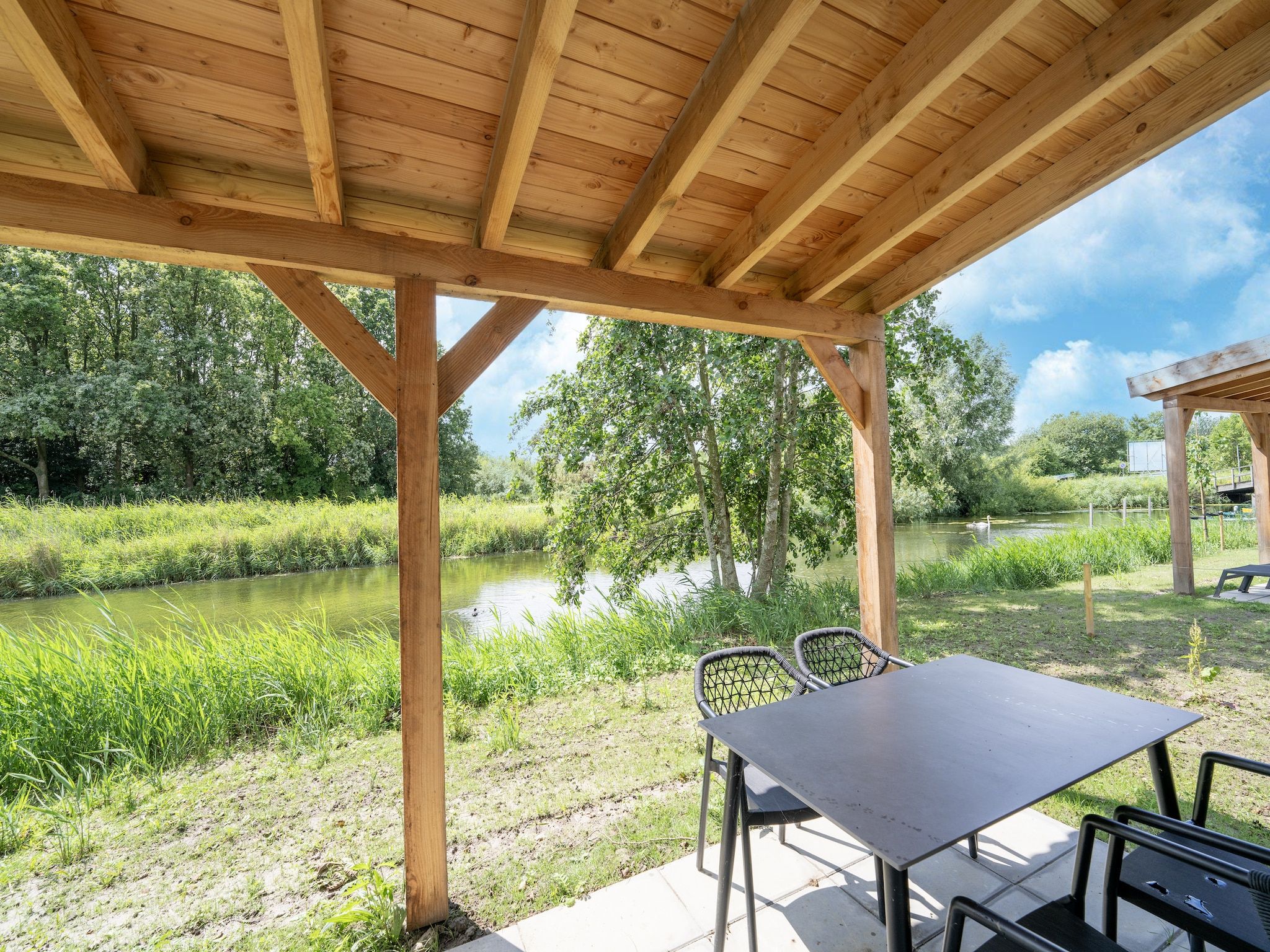 Het terras van Kuifduiker 5 in Simonshaven