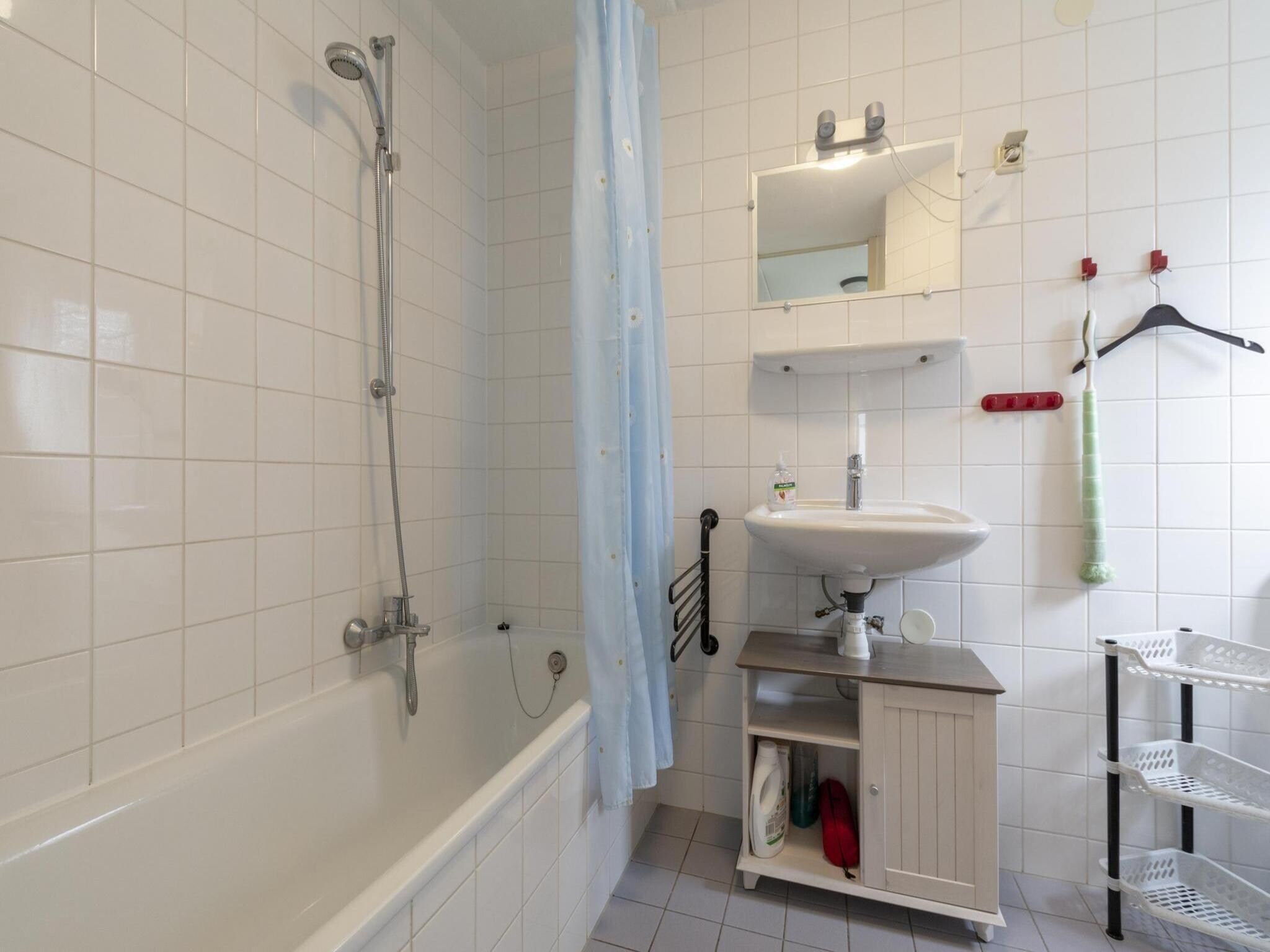 De badkamer van Ooghduyne 148 in Julianadorp aan Zee