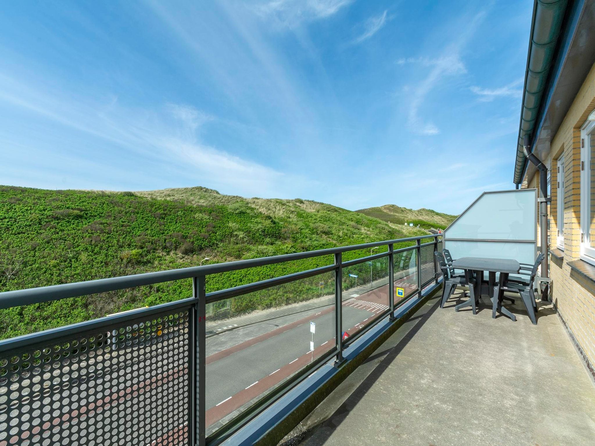 Het terras van Wijde Blick 310 in Callantsoog