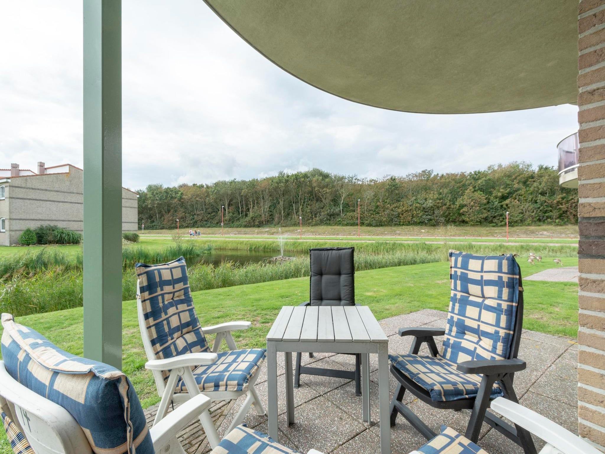 Het terras van Résidence Juliana 14 in Julianadorp aan Zee