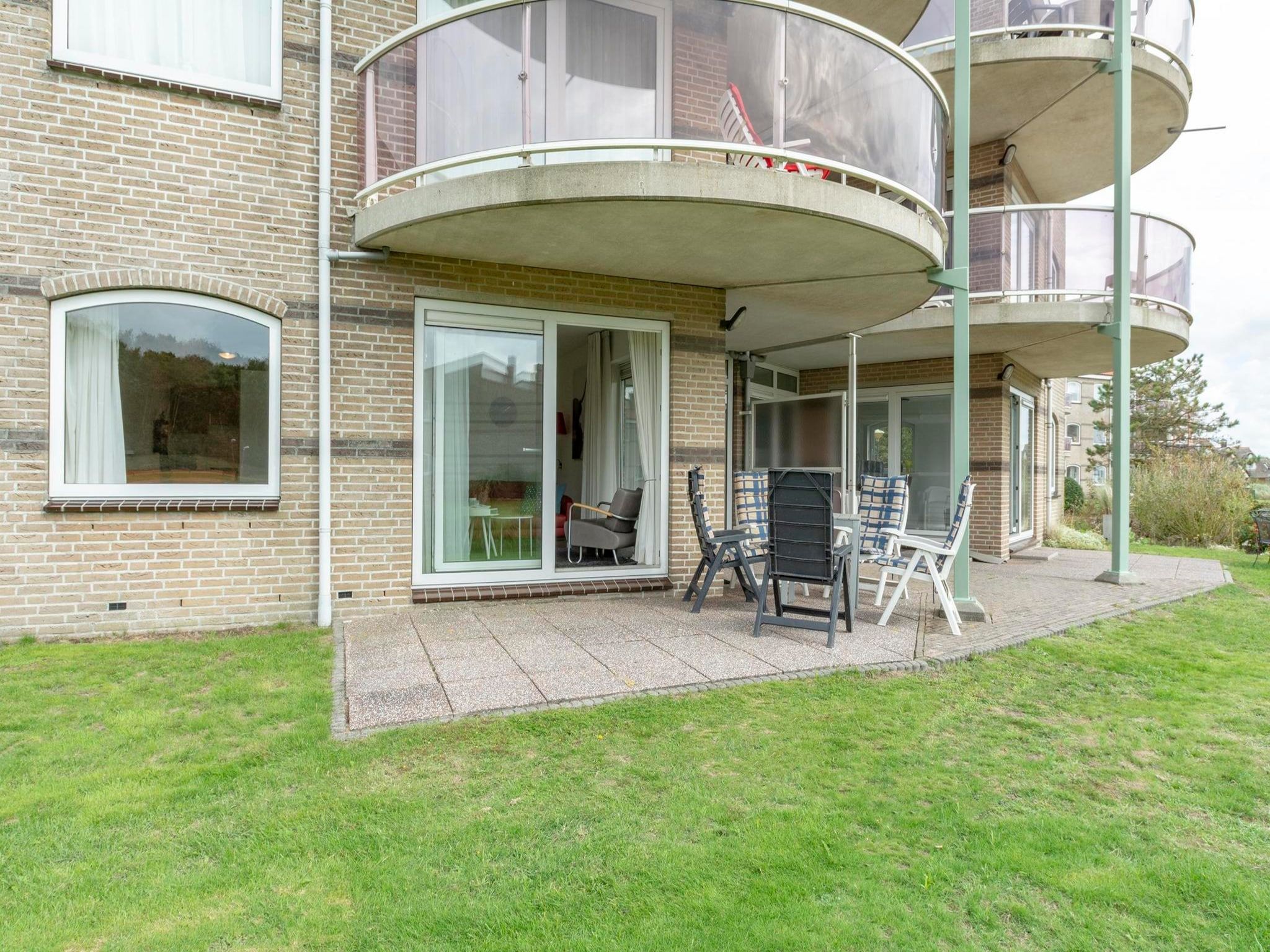 Het terras van Résidence Juliana 14 in Julianadorp aan Zee