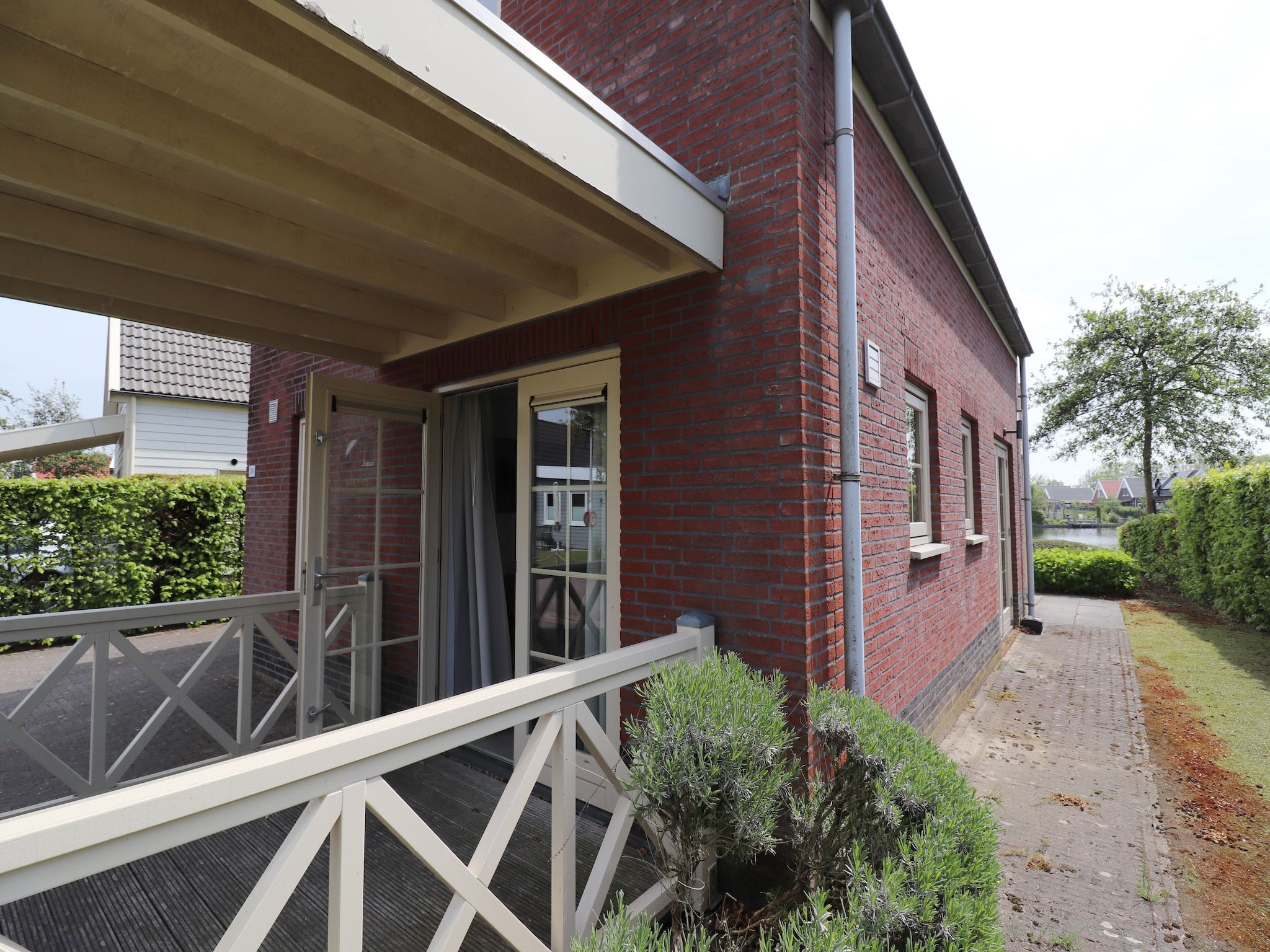 Het terras van Standaard 24 in Simonshaven