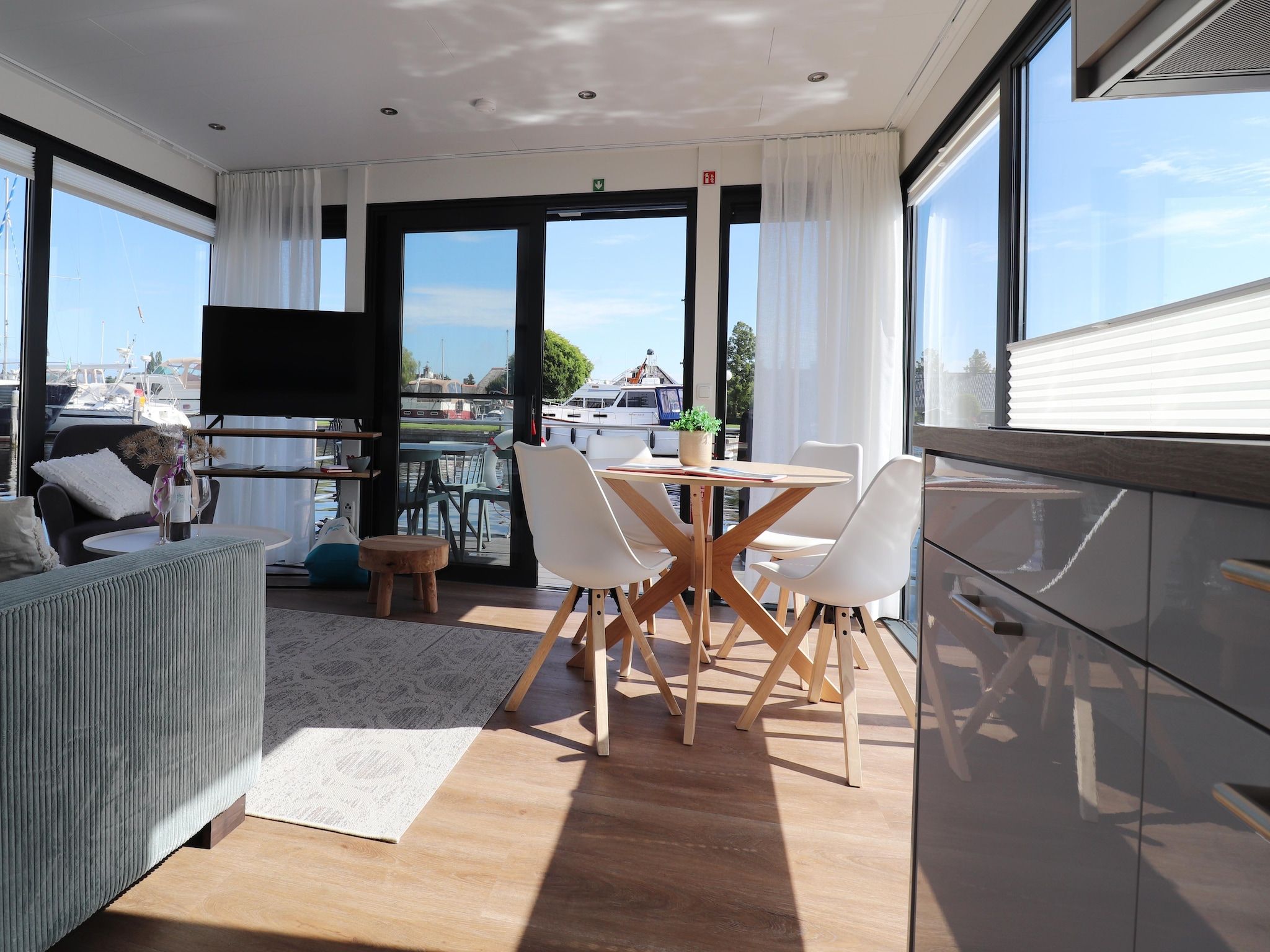 De woonkamer van Houseboat Refugio in Lemmer