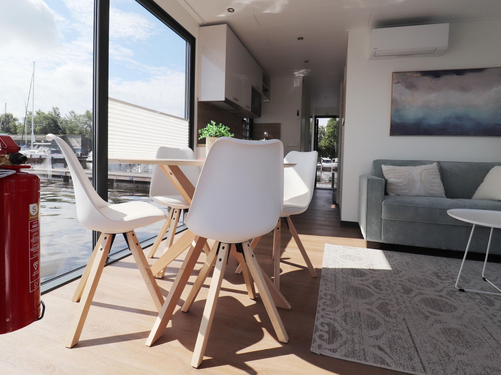 De eetkamer van Houseboat Refugio in Lemmer